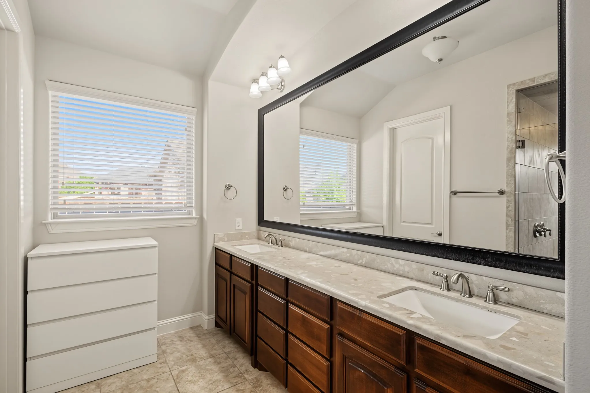 Single Family Residence For Sale in Denton County , 401 Middleton Drive, Roanoke, Texas 76262, 3 Bedroom, 2 Bathroom, 2 Garage spaces, 1,953 Sqft, built in 2015, mls#21361376, Real Estate Agent in Roanoke, Homes For Sale in Denton county, Homes For Sale in Roanoke, Realtor in Roanoke Texas, Real Estate Brokerage Independent Realty Texas, Luminita Cordes Realtor