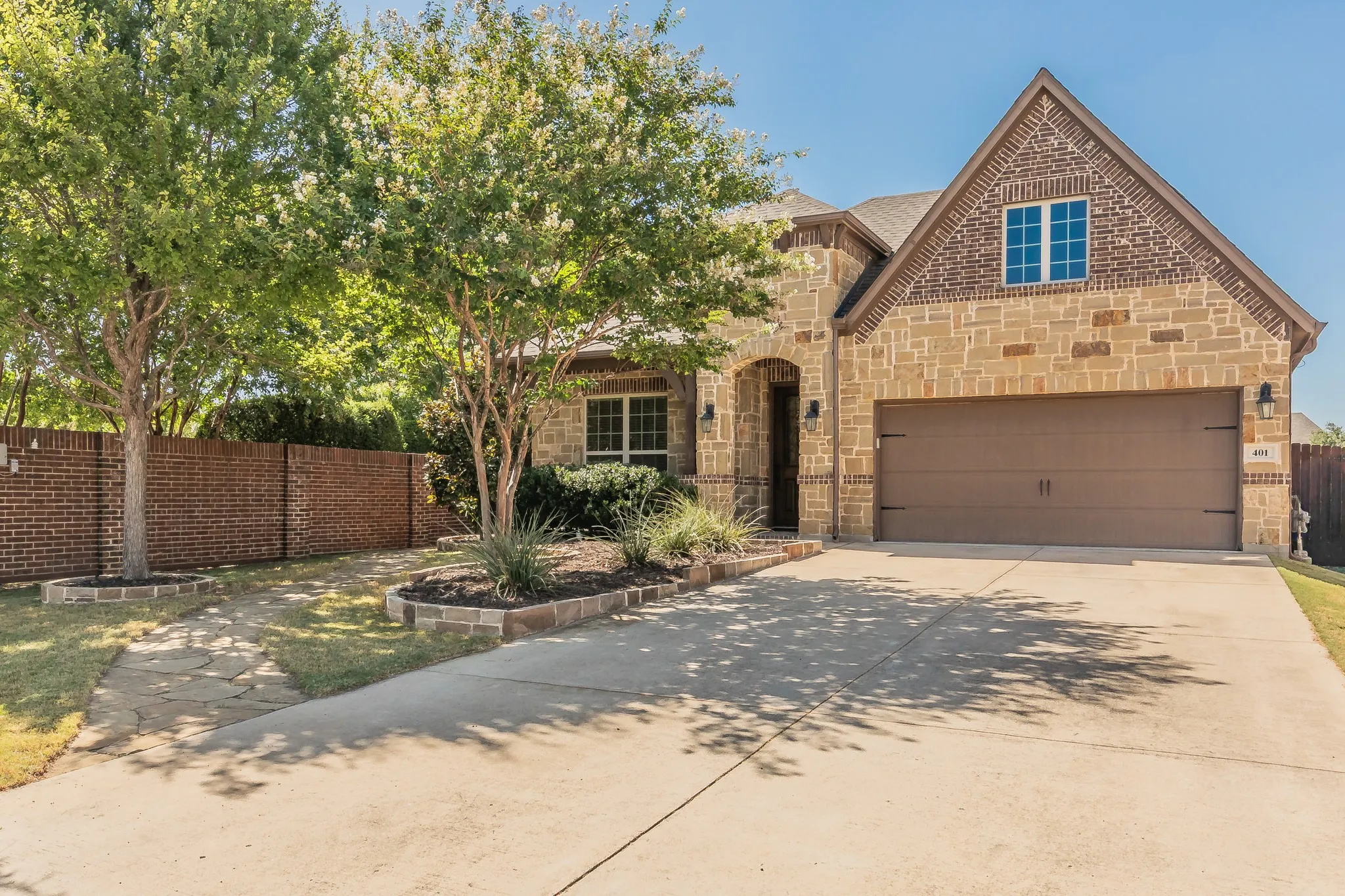 Single Family Residence For Sale in Denton County , 401 Middleton Drive, Roanoke, Texas 76262, 3 Bedroom, 2 Bathroom, 2 Garage spaces, 1,953 Sqft, built in 2015, mls#21361376, Real Estate Agent in Roanoke, Homes For Sale in Denton county, Homes For Sale in Roanoke, Realtor in Roanoke Texas, Real Estate Brokerage Independent Realty Texas, Luminita Cordes Realtor