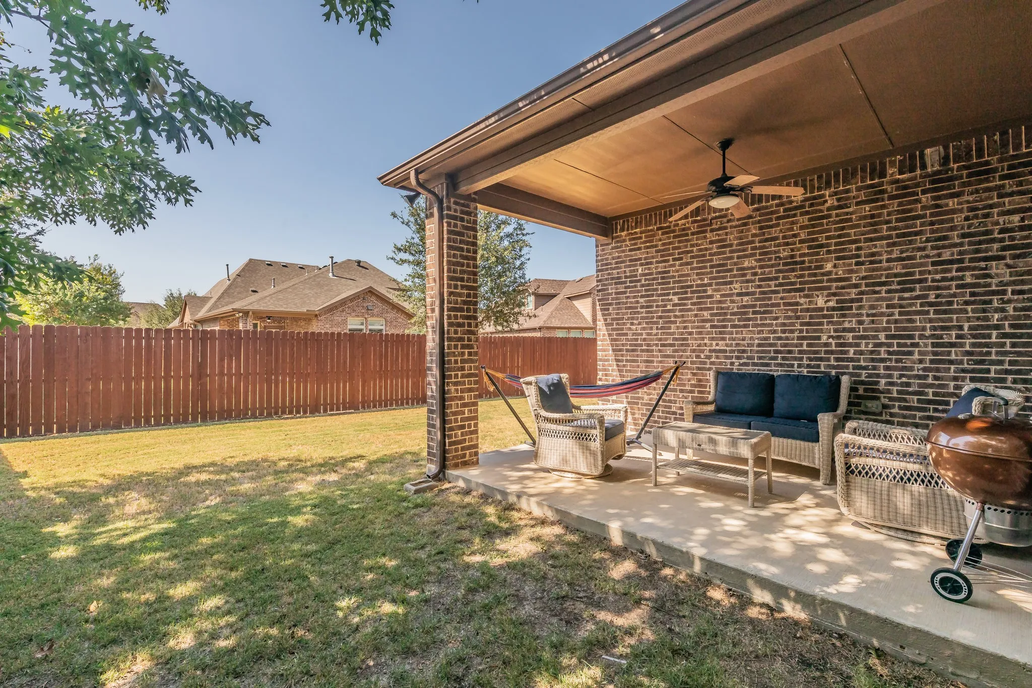 Single Family Residence For Sale in Denton County , 401 Middleton Drive, Roanoke, Texas 76262, 3 Bedroom, 2 Bathroom, 2 Garage spaces, 1,953 Sqft, built in 2015, mls#21361376, Real Estate Agent in Roanoke, Homes For Sale in Denton county, Homes For Sale in Roanoke, Realtor in Roanoke Texas, Real Estate Brokerage Independent Realty Texas, Luminita Cordes Realtor