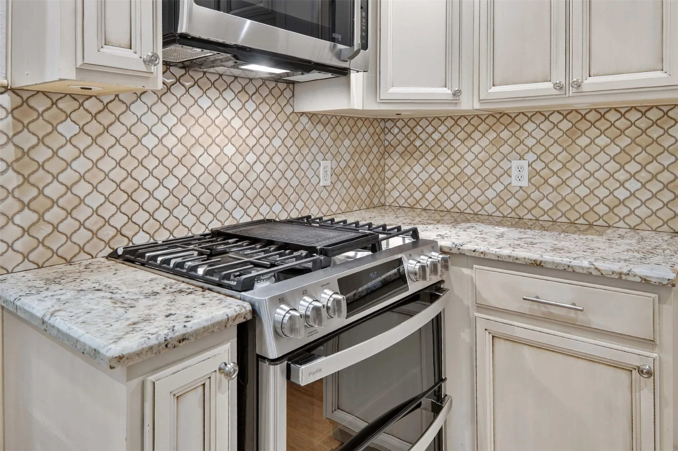 Newer gas range has double ovens and confection cooking.