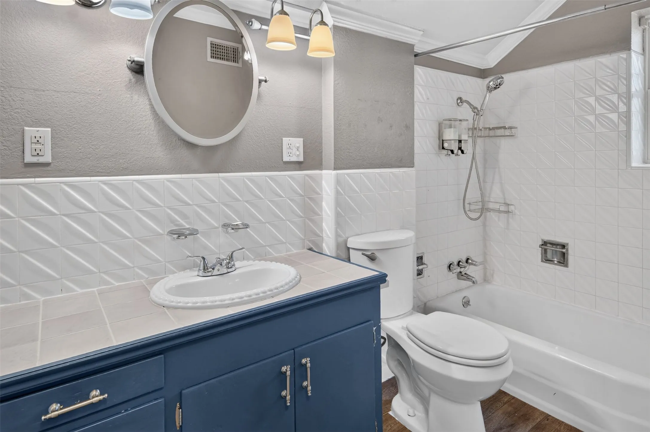 A second floor full bath