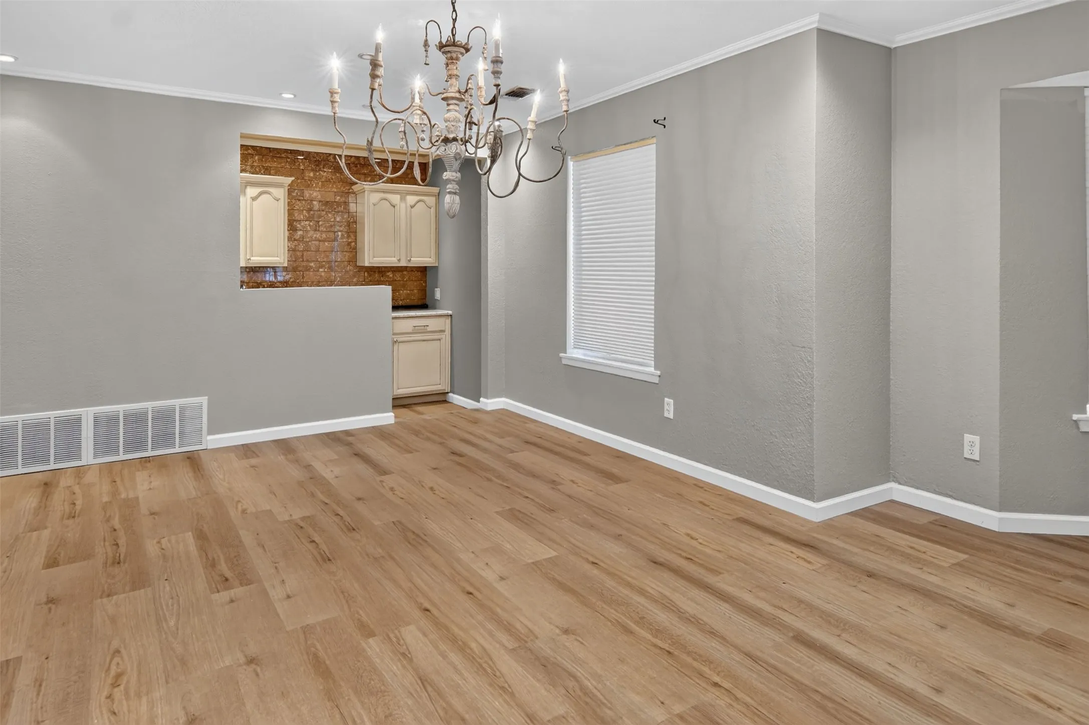 Dining area with wet bar, newer Vinyl plank flooring