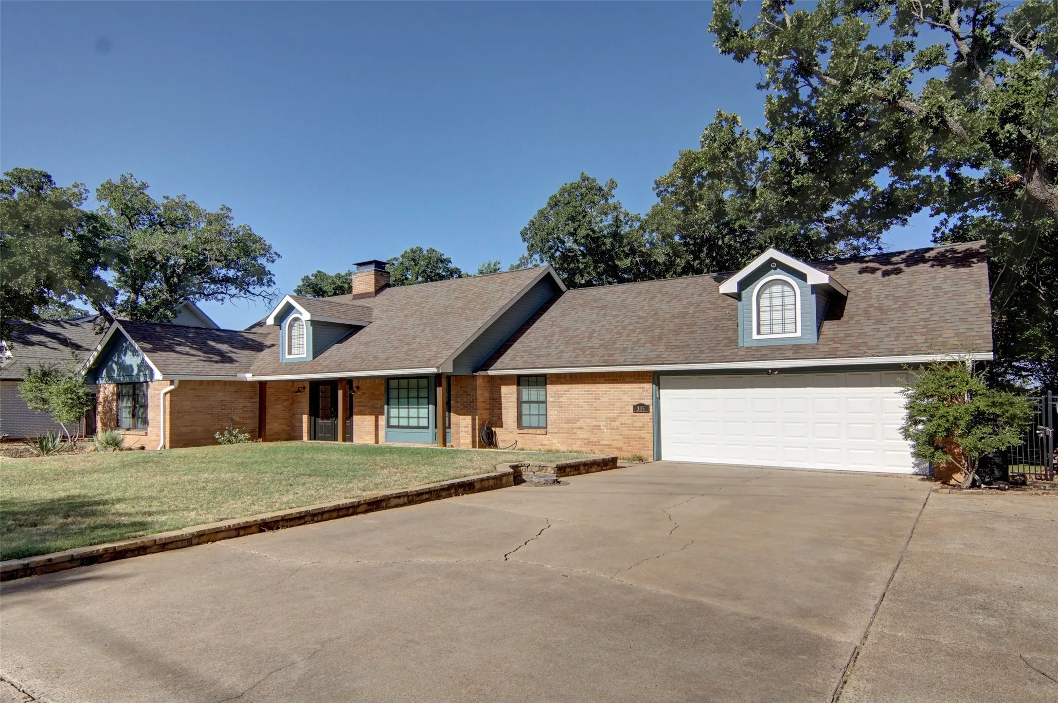 Oversized 2 car garage, extra parking for family and friends