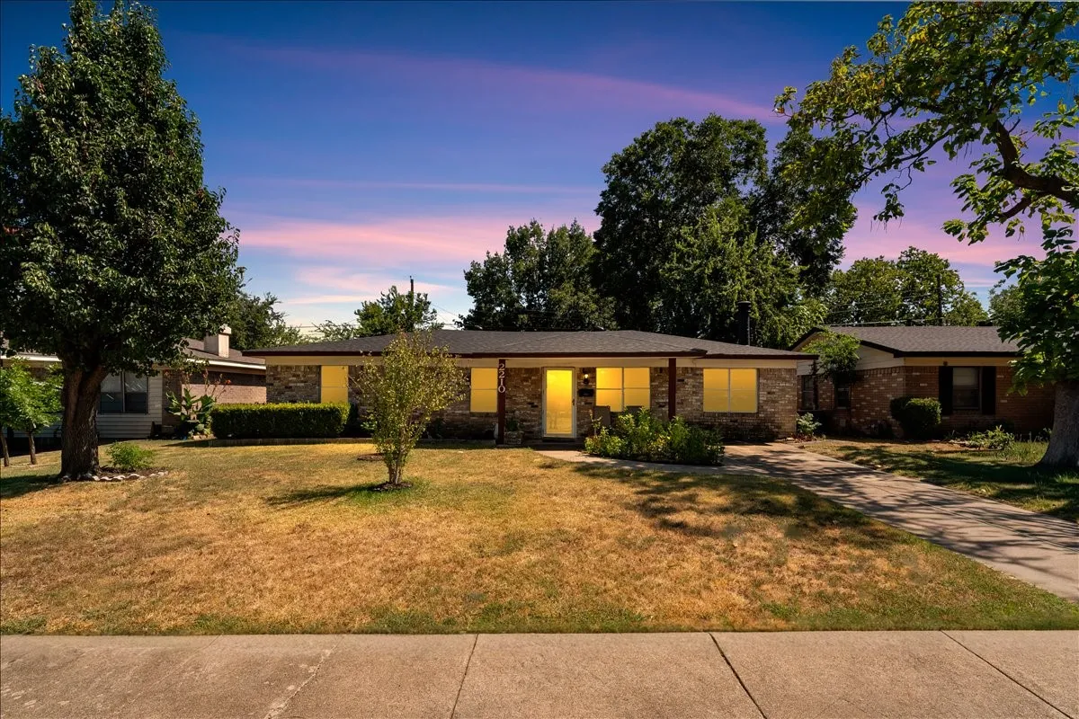 Single Family Residence For Sale in Dallas County , 2210 Starlite Lane, Irving, Texas 75061, 3 Bedroom, 2 Bathroom, Garage spaces, 1,350 Sqft, built in 1964, mls#21356067, Real Estate Agent in Irving, Homes For Sale in Dallas county, Homes For Sale in Irving, Realtor in Irving Texas, Real Estate Brokerage Independent Realty Texas, Luminita Cordes Realtor