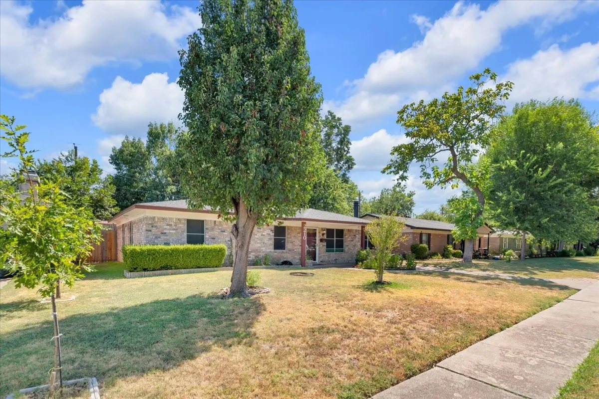 Single Family Residence For Sale in Dallas County , 2210 Starlite Lane, Irving, Texas 75061, 3 Bedroom, 2 Bathroom, Garage spaces, 1,350 Sqft, built in 1964, mls#21356067, Real Estate Agent in Irving, Homes For Sale in Dallas county, Homes For Sale in Irving, Realtor in Irving Texas, Real Estate Brokerage Independent Realty Texas, Luminita Cordes Realtor