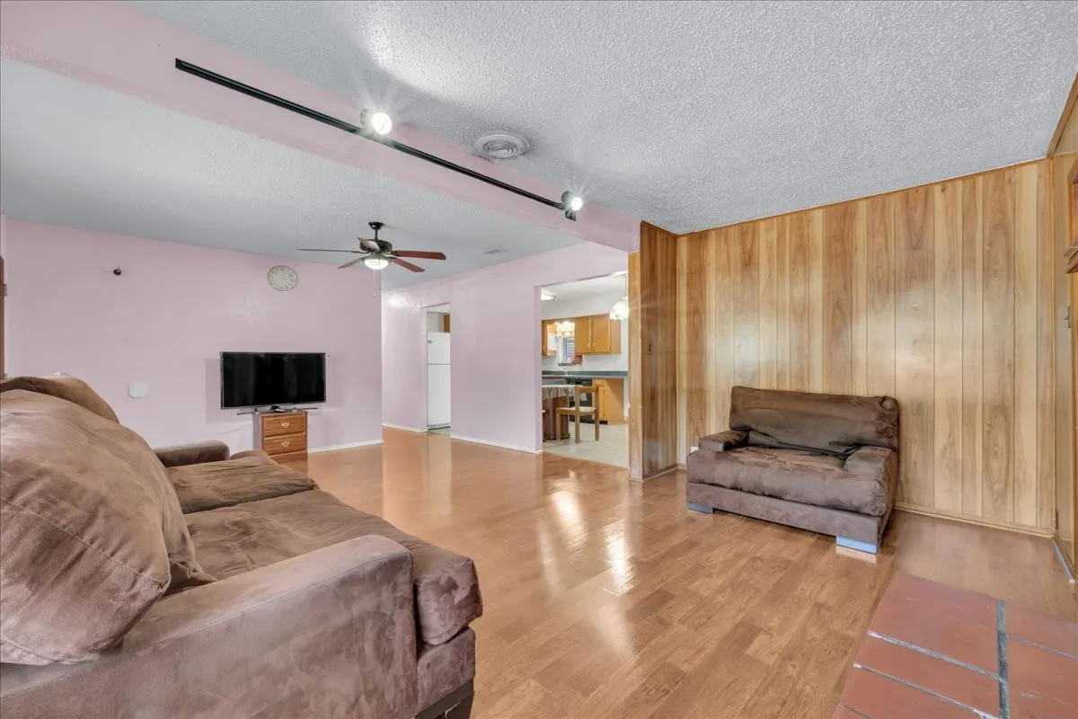 Single Family Residence For Sale in Dallas County , 2210 Starlite Lane, Irving, Texas 75061, 3 Bedroom, 2 Bathroom, Garage spaces, 1,350 Sqft, built in 1964, mls#21356067, Real Estate Agent in Irving, Homes For Sale in Dallas county, Homes For Sale in Irving, Realtor in Irving Texas, Real Estate Brokerage Independent Realty Texas, Luminita Cordes Realtor