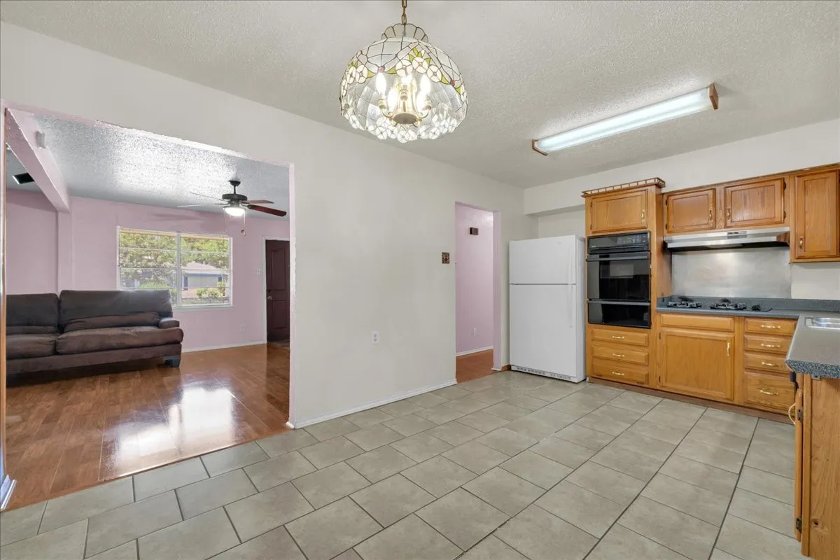 Single Family Residence For Sale in Dallas County , 2210 Starlite Lane, Irving, Texas 75061, 3 Bedroom, 2 Bathroom, Garage spaces, 1,350 Sqft, built in 1964, mls#21356067, Real Estate Agent in Irving, Homes For Sale in Dallas county, Homes For Sale in Irving, Realtor in Irving Texas, Real Estate Brokerage Independent Realty Texas, Luminita Cordes Realtor