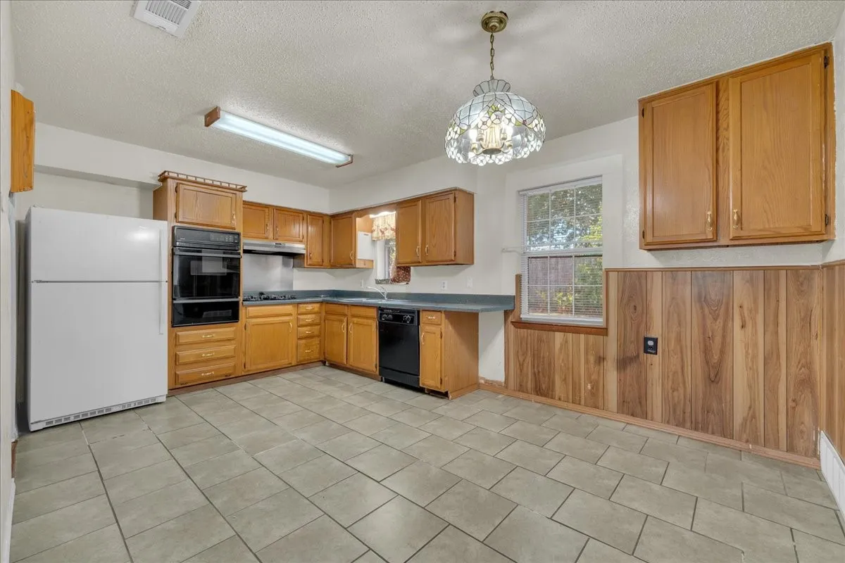 Single Family Residence For Sale in Dallas County , 2210 Starlite Lane, Irving, Texas 75061, 3 Bedroom, 2 Bathroom, Garage spaces, 1,350 Sqft, built in 1964, mls#21356067, Real Estate Agent in Irving, Homes For Sale in Dallas county, Homes For Sale in Irving, Realtor in Irving Texas, Real Estate Brokerage Independent Realty Texas, Luminita Cordes Realtor