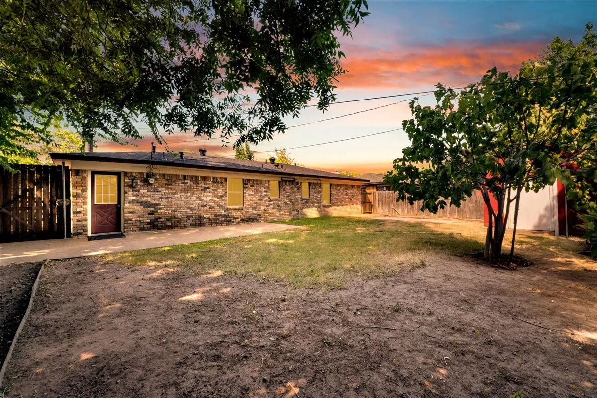Single Family Residence For Sale in Dallas County , 2210 Starlite Lane, Irving, Texas 75061, 3 Bedroom, 2 Bathroom, Garage spaces, 1,350 Sqft, built in 1964, mls#21356067, Real Estate Agent in Irving, Homes For Sale in Dallas county, Homes For Sale in Irving, Realtor in Irving Texas, Real Estate Brokerage Independent Realty Texas, Luminita Cordes Realtor