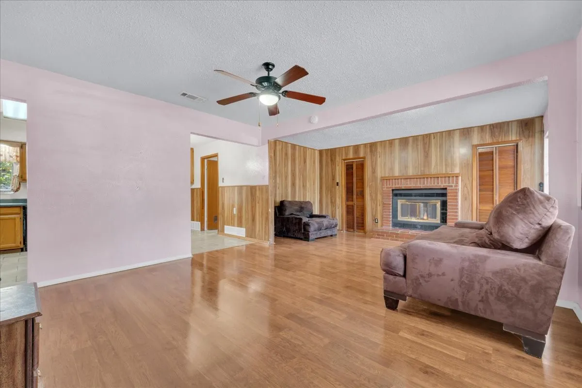 Single Family Residence For Sale in Dallas County , 2210 Starlite Lane, Irving, Texas 75061, 3 Bedroom, 2 Bathroom, Garage spaces, 1,350 Sqft, built in 1964, mls#21356067, Real Estate Agent in Irving, Homes For Sale in Dallas county, Homes For Sale in Irving, Realtor in Irving Texas, Real Estate Brokerage Independent Realty Texas, Luminita Cordes Realtor