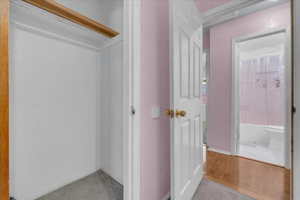 Single Family Residence For Sale in Dallas County , 2210 Starlite Lane, Irving, Texas 75061, 3 Bedroom, 2 Bathroom, Garage spaces, 1,350 Sqft, built in 1964, mls#21356067, Real Estate Agent in Irving, Homes For Sale in Dallas county, Homes For Sale in Irving, Realtor in Irving Texas, Real Estate Brokerage Independent Realty Texas, Luminita Cordes Realtor