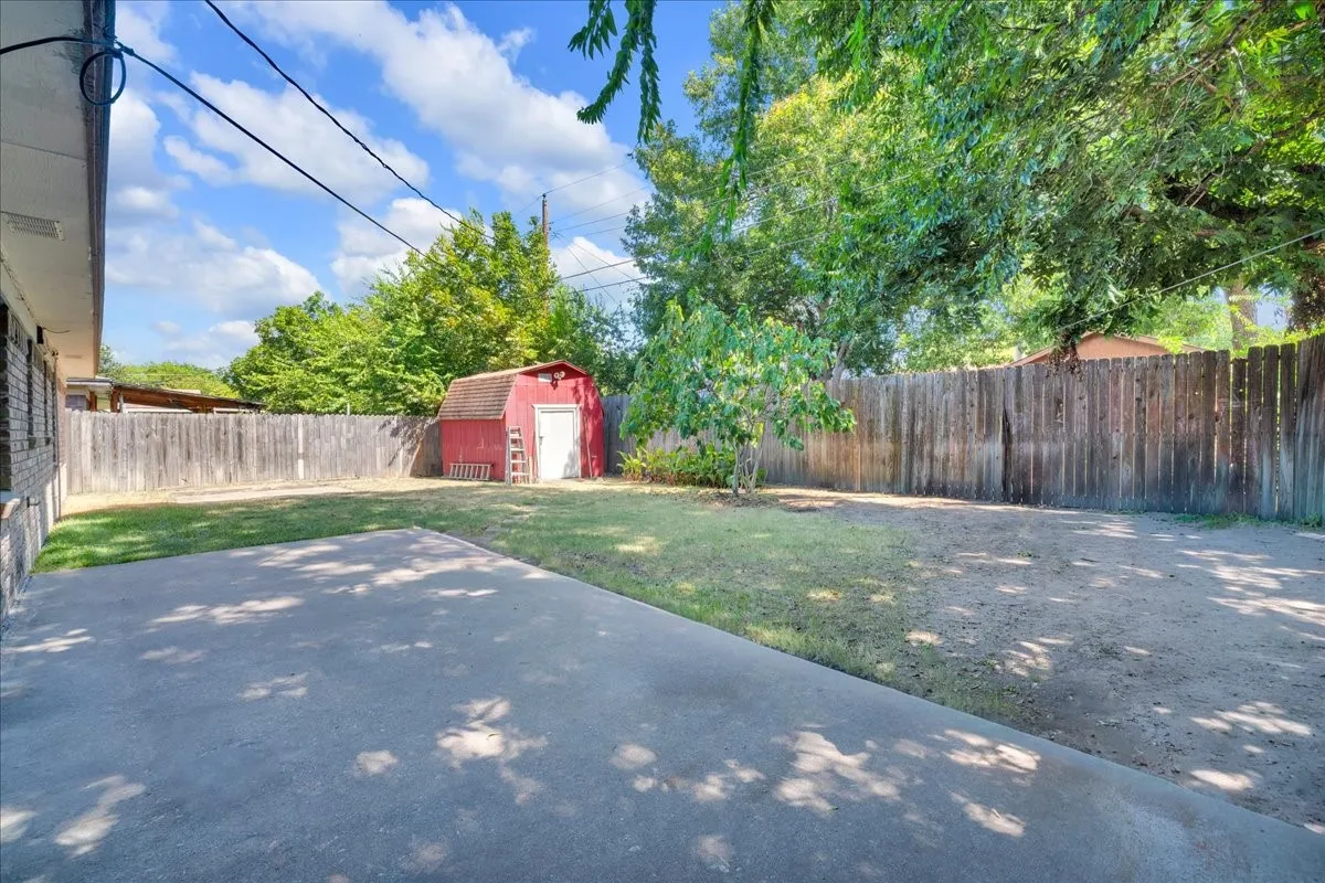 Single Family Residence For Sale in Dallas County , 2210 Starlite Lane, Irving, Texas 75061, 3 Bedroom, 2 Bathroom, Garage spaces, 1,350 Sqft, built in 1964, mls#21356067, Real Estate Agent in Irving, Homes For Sale in Dallas county, Homes For Sale in Irving, Realtor in Irving Texas, Real Estate Brokerage Independent Realty Texas, Luminita Cordes Realtor