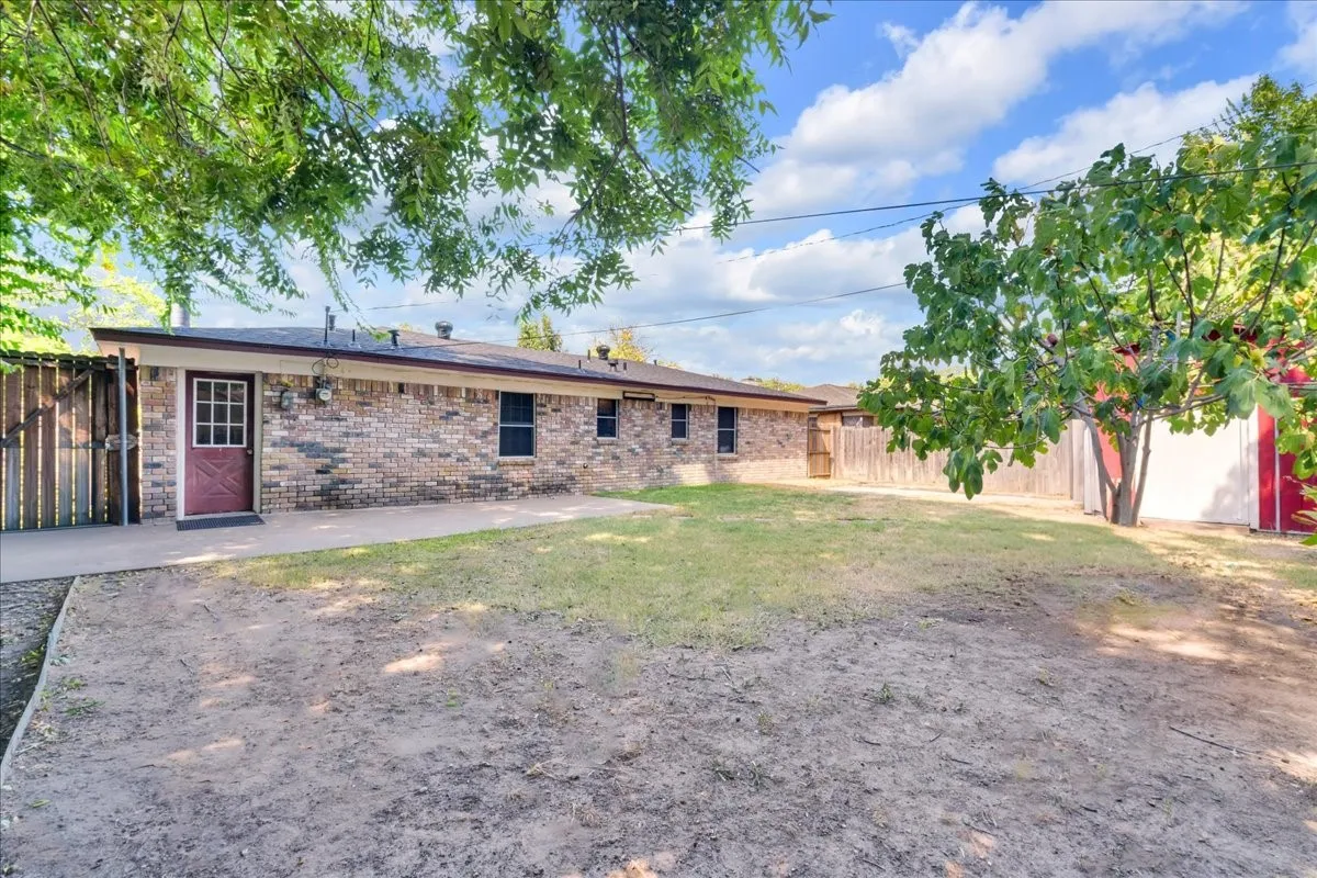 Single Family Residence For Sale in Dallas County , 2210 Starlite Lane, Irving, Texas 75061, 3 Bedroom, 2 Bathroom, Garage spaces, 1,350 Sqft, built in 1964, mls#21356067, Real Estate Agent in Irving, Homes For Sale in Dallas county, Homes For Sale in Irving, Realtor in Irving Texas, Real Estate Brokerage Independent Realty Texas, Luminita Cordes Realtor