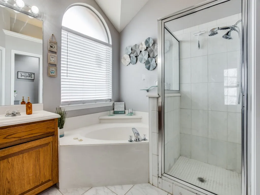 Single Family Residence For Sale in Parker County , 136 Alyssa Court, Weatherford, Texas 76085, 3 Bedroom, 2 Bathroom, 2 Garage spaces, 1,457 Sqft, built in 2004, Price $375,000, mls#21362531, Real Estate Agent in Weatherford, Homes For Sale in Parker county, Homes For Sale in Weatherford, Realtor in Weatherford Texas, Real Estate Brokerage Independent Realty Texas, Luminita Cordes Realtor