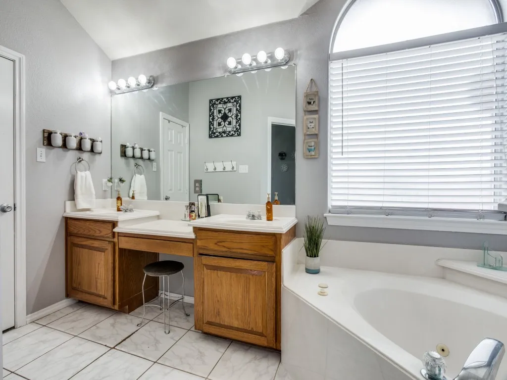 Single Family Residence For Sale in Parker County , 136 Alyssa Court, Weatherford, Texas 76085, 3 Bedroom, 2 Bathroom, 2 Garage spaces, 1,457 Sqft, built in 2004, Price $375,000, mls#21362531, Real Estate Agent in Weatherford, Homes For Sale in Parker county, Homes For Sale in Weatherford, Realtor in Weatherford Texas, Real Estate Brokerage Independent Realty Texas, Luminita Cordes Realtor