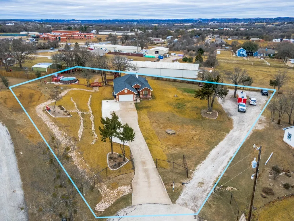 Single Family Residence For Sale in Parker County , 136 Alyssa Court, Weatherford, Texas 76085, 3 Bedroom, 2 Bathroom, 2 Garage spaces, 1,457 Sqft, built in 2004, Price $375,000, mls#21362531, Real Estate Agent in Weatherford, Homes For Sale in Parker county, Homes For Sale in Weatherford, Realtor in Weatherford Texas, Real Estate Brokerage Independent Realty Texas, Luminita Cordes Realtor