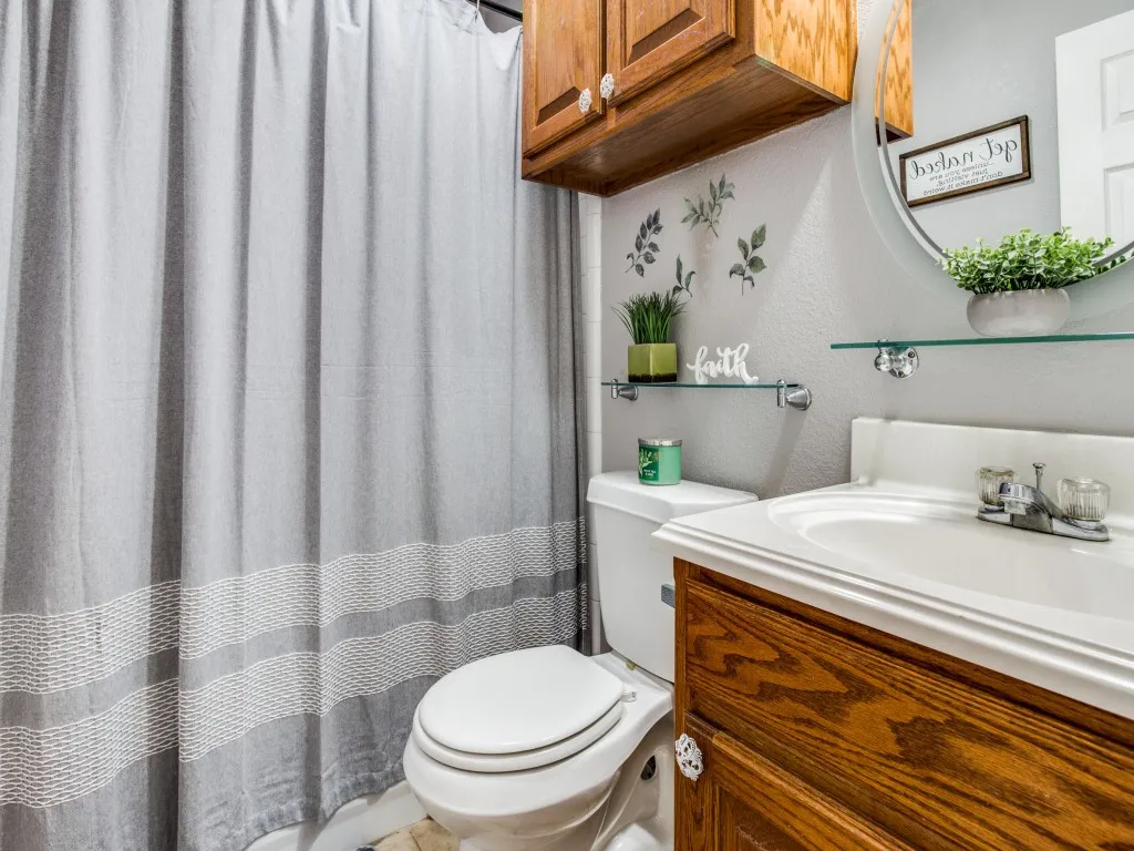 Single Family Residence For Sale in Parker County , 136 Alyssa Court, Weatherford, Texas 76085, 3 Bedroom, 2 Bathroom, 2 Garage spaces, 1,457 Sqft, built in 2004, Price $375,000, mls#21362531, Real Estate Agent in Weatherford, Homes For Sale in Parker county, Homes For Sale in Weatherford, Realtor in Weatherford Texas, Real Estate Brokerage Independent Realty Texas, Luminita Cordes Realtor