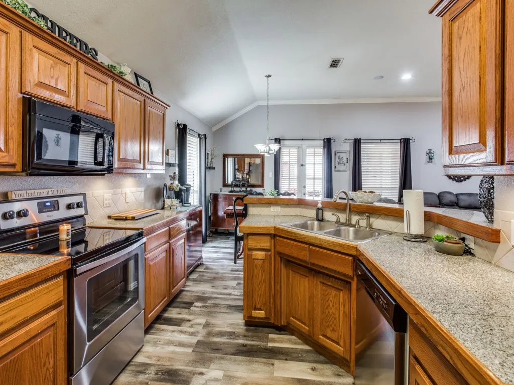 Single Family Residence For Sale in Parker County , 136 Alyssa Court, Weatherford, Texas 76085, 3 Bedroom, 2 Bathroom, 2 Garage spaces, 1,457 Sqft, built in 2004, Price $375,000, mls#21362531, Real Estate Agent in Weatherford, Homes For Sale in Parker county, Homes For Sale in Weatherford, Realtor in Weatherford Texas, Real Estate Brokerage Independent Realty Texas, Luminita Cordes Realtor