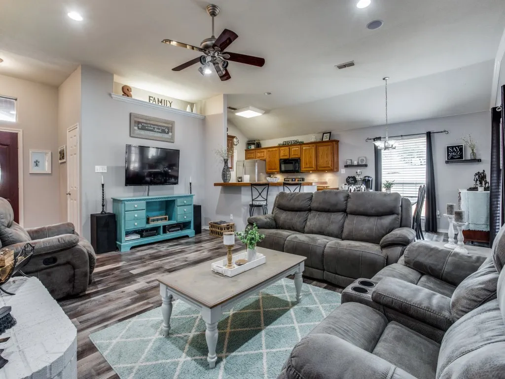 Single Family Residence For Sale in Parker County , 136 Alyssa Court, Weatherford, Texas 76085, 3 Bedroom, 2 Bathroom, 2 Garage spaces, 1,457 Sqft, built in 2004, Price $375,000, mls#21362531, Real Estate Agent in Weatherford, Homes For Sale in Parker county, Homes For Sale in Weatherford, Realtor in Weatherford Texas, Real Estate Brokerage Independent Realty Texas, Luminita Cordes Realtor