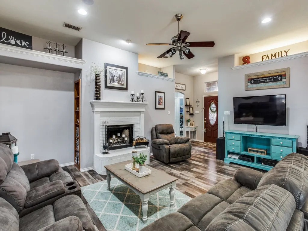 Single Family Residence For Sale in Parker County , 136 Alyssa Court, Weatherford, Texas 76085, 3 Bedroom, 2 Bathroom, 2 Garage spaces, 1,457 Sqft, built in 2004, Price $375,000, mls#21362531, Real Estate Agent in Weatherford, Homes For Sale in Parker county, Homes For Sale in Weatherford, Realtor in Weatherford Texas, Real Estate Brokerage Independent Realty Texas, Luminita Cordes Realtor