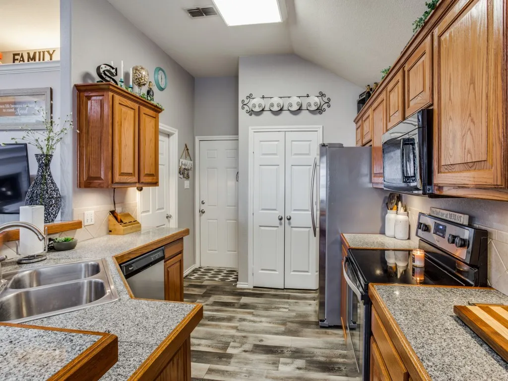 Single Family Residence For Sale in Parker County , 136 Alyssa Court, Weatherford, Texas 76085, 3 Bedroom, 2 Bathroom, 2 Garage spaces, 1,457 Sqft, built in 2004, Price $375,000, mls#21362531, Real Estate Agent in Weatherford, Homes For Sale in Parker county, Homes For Sale in Weatherford, Realtor in Weatherford Texas, Real Estate Brokerage Independent Realty Texas, Luminita Cordes Realtor