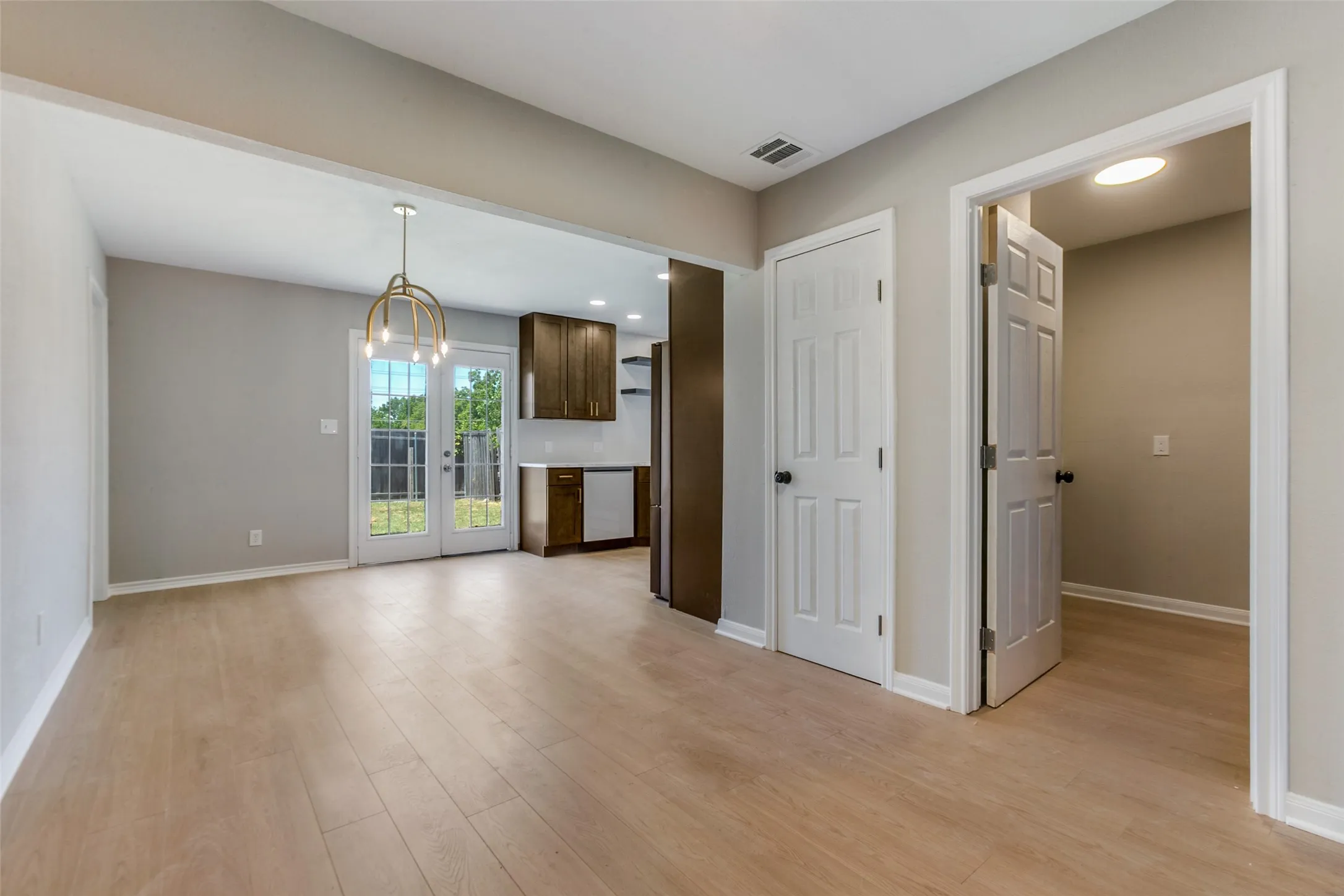 Single Family Residence For Sale in Dallas County , 1205 Briarcove Drive, Richardson, Texas 75081, 4 Bedroom, 2 Bathroom, 2 Garage spaces, 1,402 Sqft, built in 1967, mls#21363859, Real Estate Agent in Richardson, Homes For Sale in Dallas county, Homes For Sale in Richardson, Realtor in Richardson Texas, Real Estate Brokerage Independent Realty Texas, Luminita Cordes Realtor