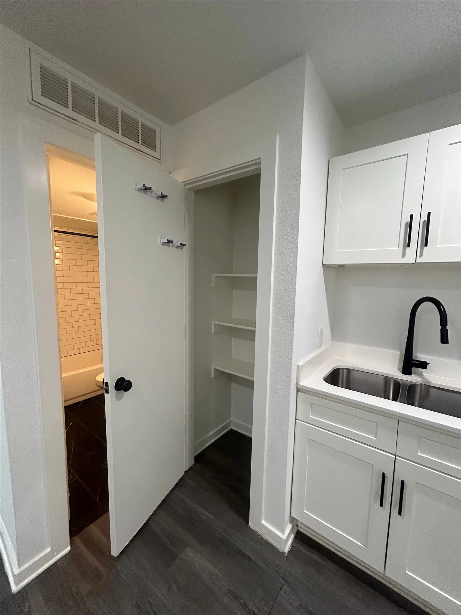 Apartment For Rent in Dallas County , 321 E 8th Street 116, Dallas, Texas 75203, 1 Bedroom, 1 Bathroom, Garage spaces, 544 Sqft, built in 1962, mls#21363836, Real Estate Agent in Dallas, Homes For Rent in Dallas county, Homes For Rent in Dallas, Realtor in Dallas Texas, Real Estate Brokerage Independent Realty Texas, Luminita Cordes Realtor