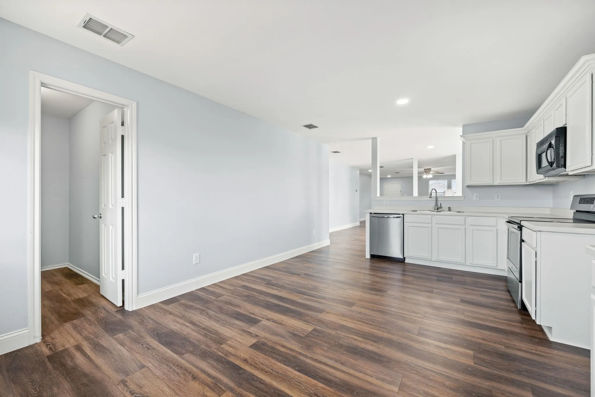 Single Family Residence For Rent in Denton County , 2601 Shorewood Drive, Little Elm, Texas 75068, 3 Bedroom, 2 Bathroom, 2 Garage spaces, 1,860 Sqft, built in 2005, mls#21363837, Real Estate Agent in Little Elm, Homes For Rent in Denton county, Homes For Rent in Little Elm, Realtor in Little Elm Texas, Real Estate Brokerage Independent Realty Texas, Luminita Cordes Realtor