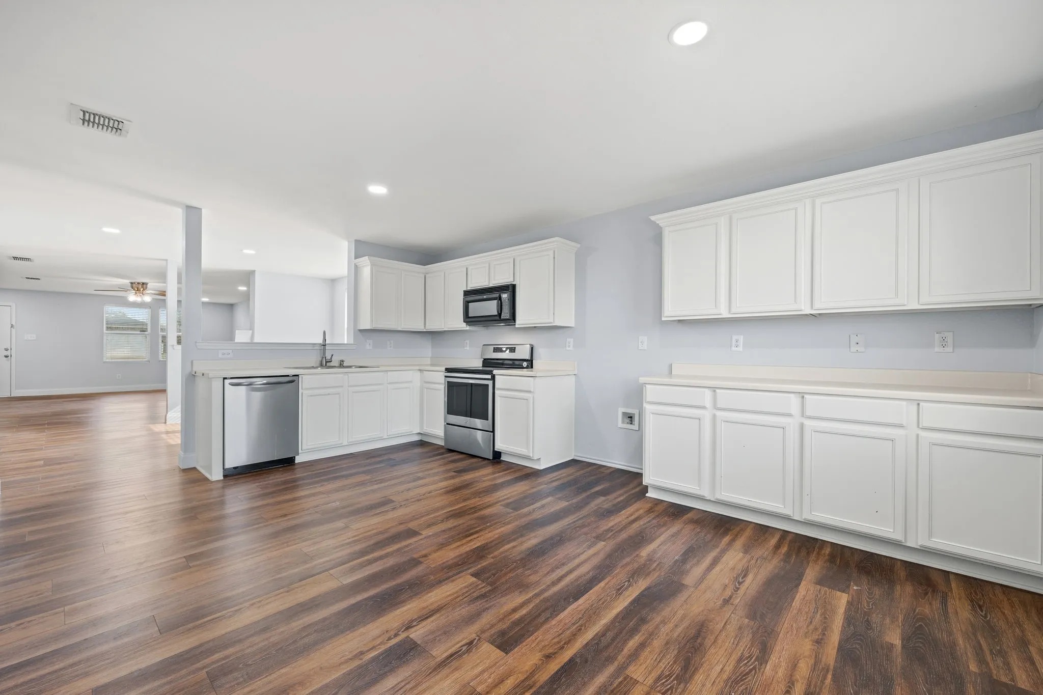 Single Family Residence For Rent in Denton County , 2601 Shorewood Drive, Little Elm, Texas 75068, 3 Bedroom, 2 Bathroom, 2 Garage spaces, 1,860 Sqft, built in 2005, mls#21363837, Real Estate Agent in Little Elm, Homes For Rent in Denton county, Homes For Rent in Little Elm, Realtor in Little Elm Texas, Real Estate Brokerage Independent Realty Texas, Luminita Cordes Realtor