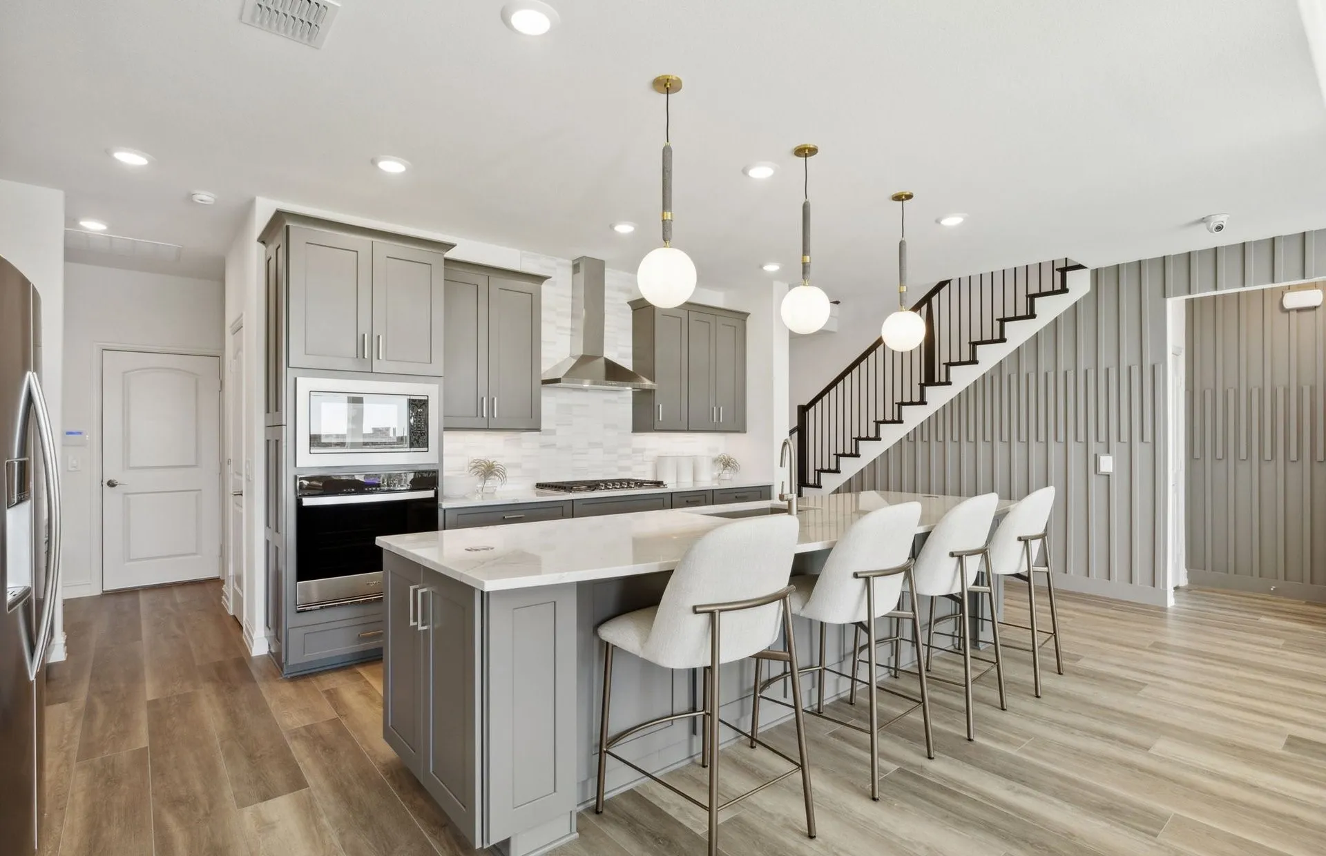 *Model Representation - Spacious kitchen with eat-in bartop island