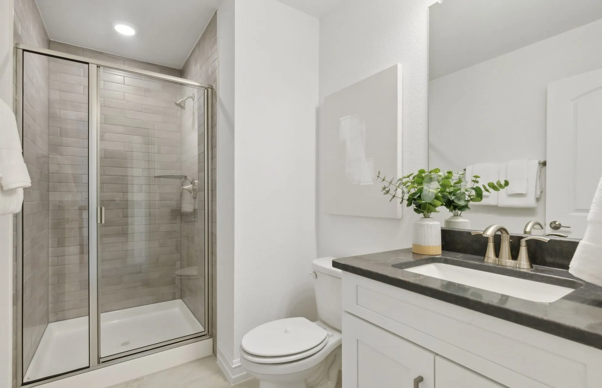 *Model Representation - Spacious secondary bathroom