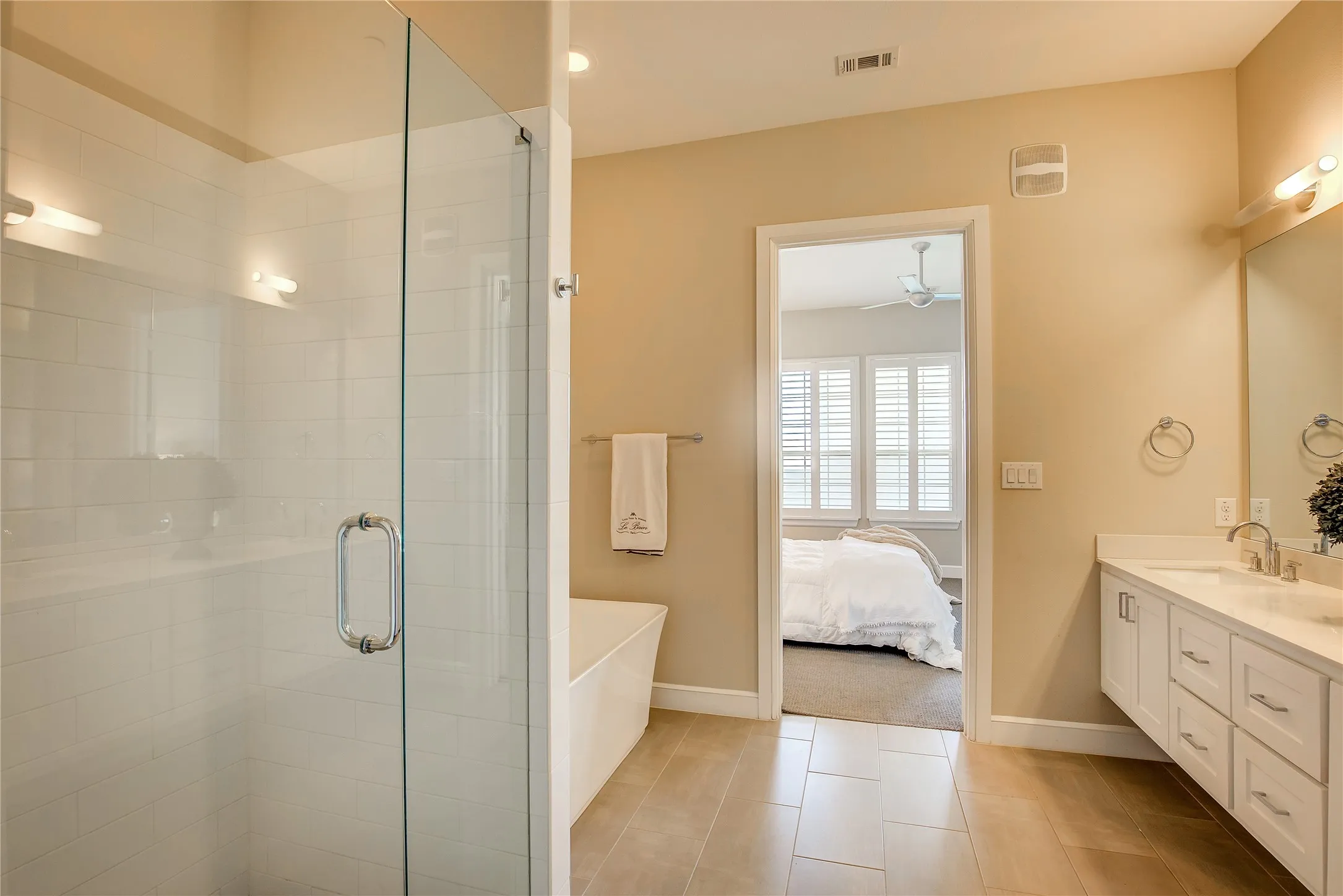 Primary Bathroom en suite