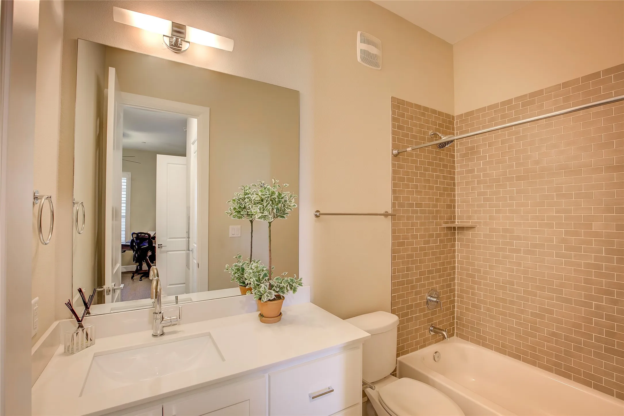 Guest 1 En Suite Bath