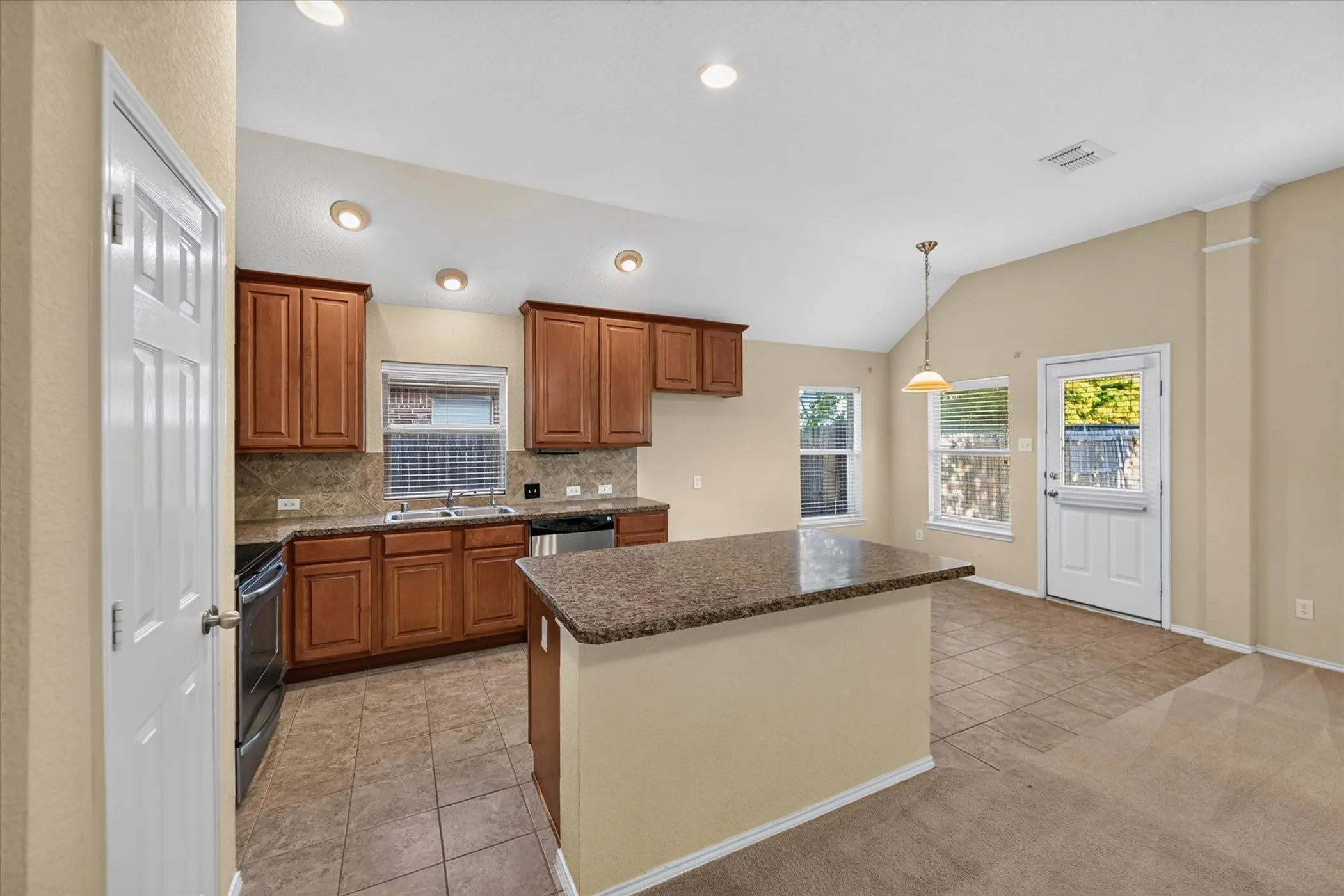 Single Family Residence For Rent in Collin County , 1136 Ainsworth Drive, Anna, Texas 75409, 3 Bedroom, 2 Bathroom, 2 Garage spaces, 1,684 Sqft, built in 2007, mls#21363685, Real Estate Agent in Anna, Homes For Rent in Collin county, Homes For Rent in Anna, Realtor in Anna Texas, Real Estate Brokerage Independent Realty Texas, Luminita Cordes Realtor