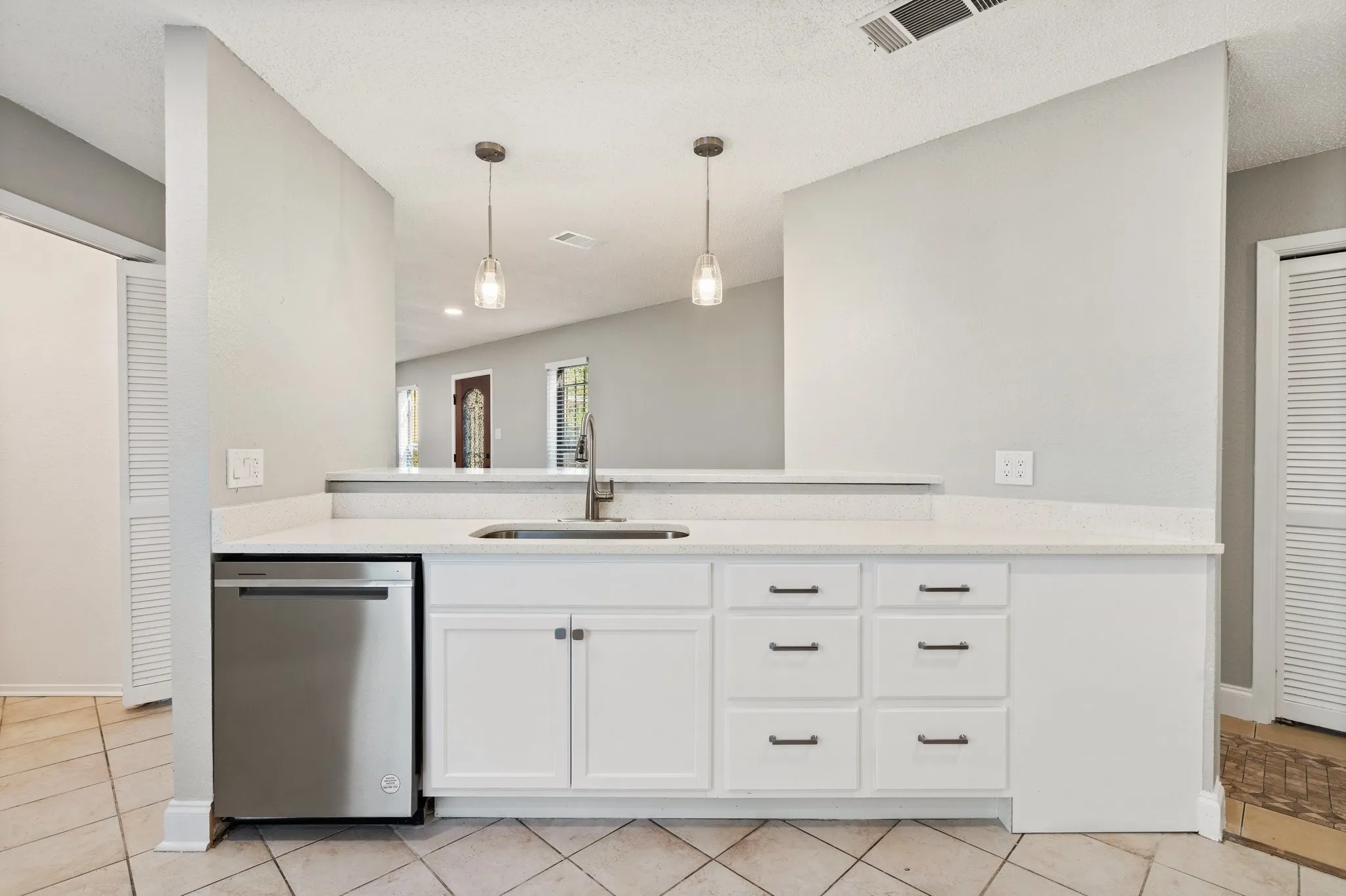 Townhouse For Rent in Dallas County , 1507 Gailbrook Lane, Dallas, Texas 75228, 3 Bedroom, 2 Bathroom, Garage spaces, 1,468 Sqft, built in 1981, Price $2,100, mls#21363819, Real Estate Agent in Dallas, Homes For Rent in Dallas county, Homes For Rent in Dallas, Realtor in Dallas Texas, Real Estate Brokerage Independent Realty Texas, Luminita Cordes Realtor