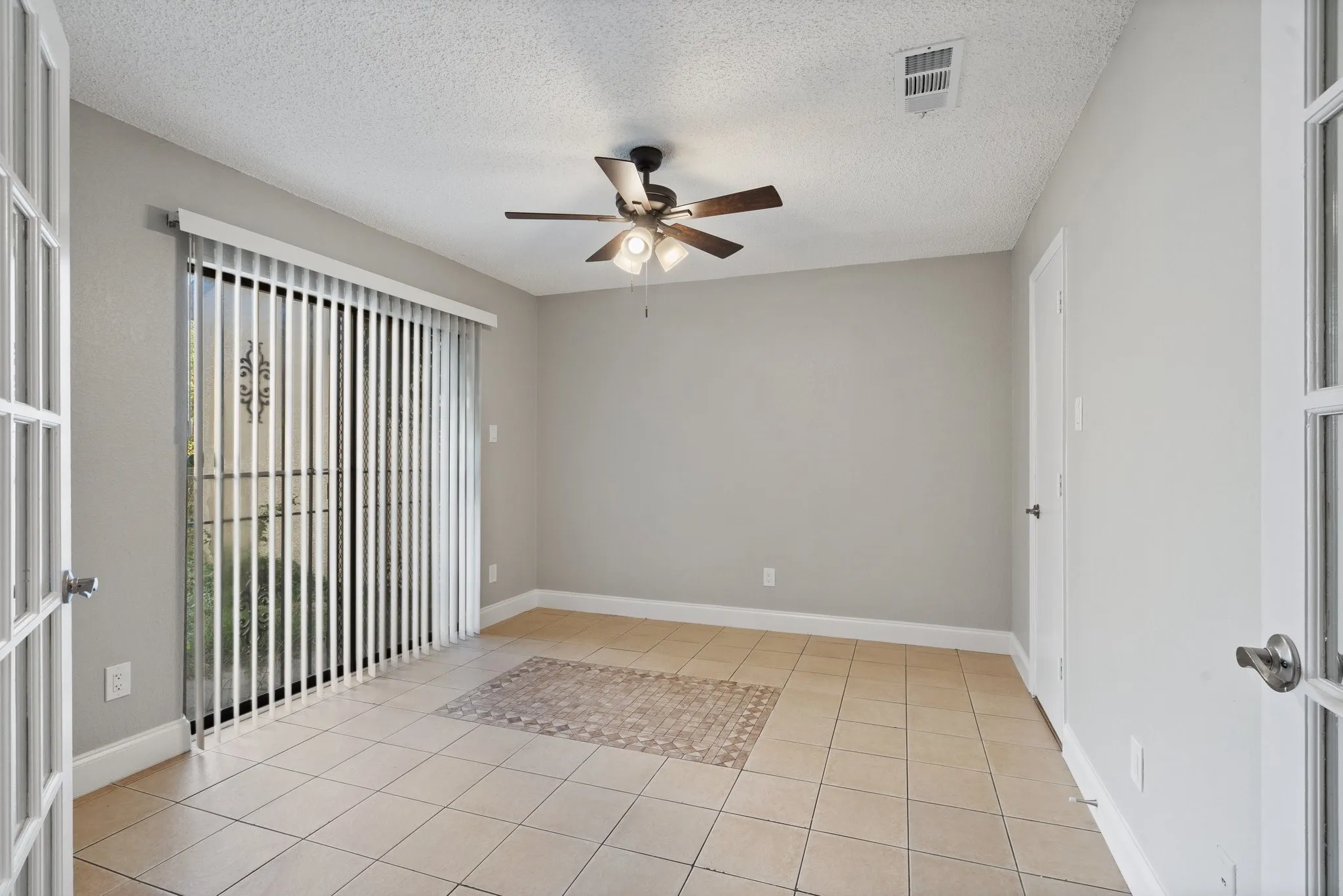 Townhouse For Rent in Dallas County , 1507 Gailbrook Lane, Dallas, Texas 75228, 3 Bedroom, 2 Bathroom, Garage spaces, 1,468 Sqft, built in 1981, Price $2,100, mls#21363819, Real Estate Agent in Dallas, Homes For Rent in Dallas county, Homes For Rent in Dallas, Realtor in Dallas Texas, Real Estate Brokerage Independent Realty Texas, Luminita Cordes Realtor
