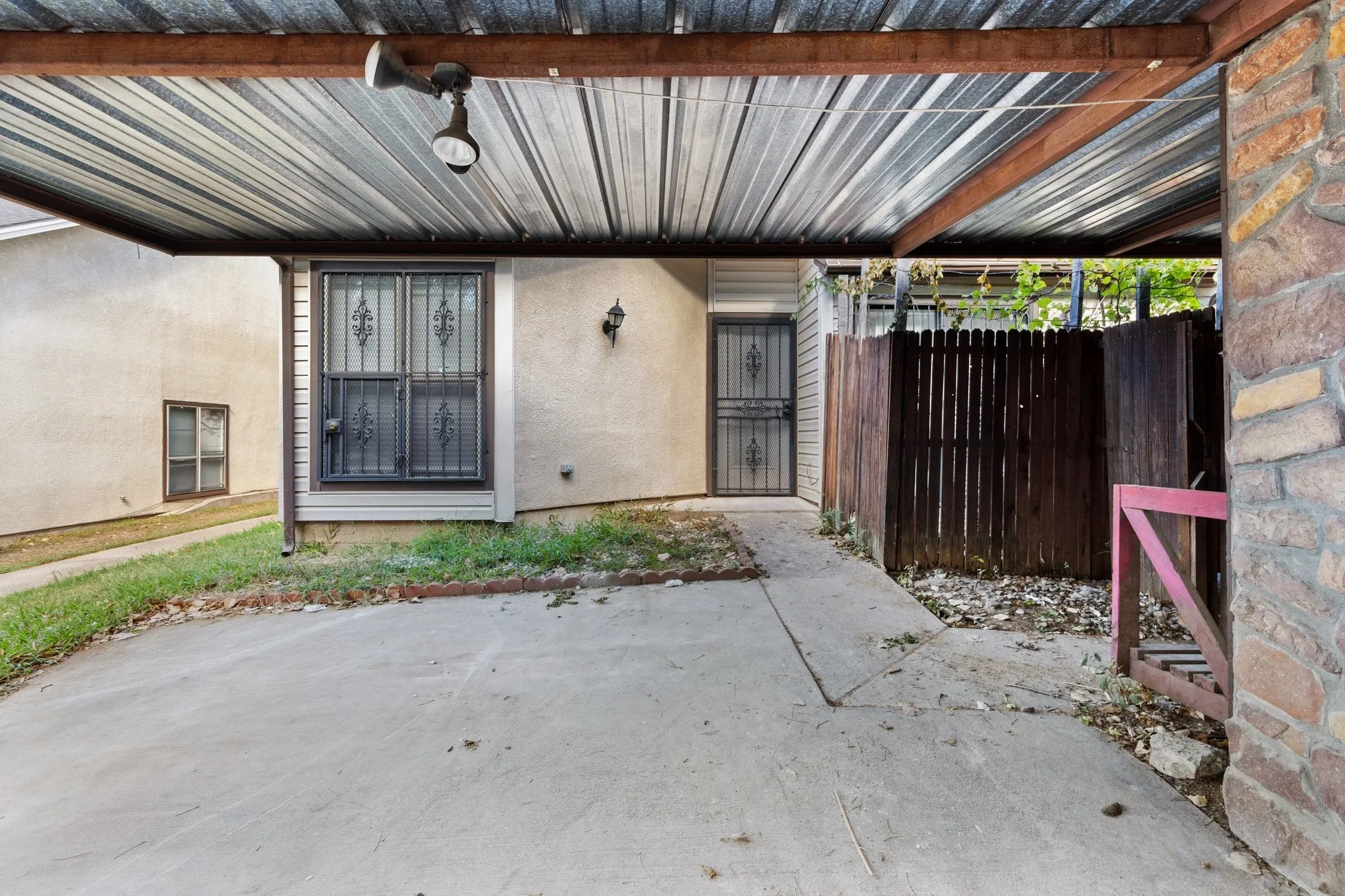 Townhouse For Rent in Dallas County , 1507 Gailbrook Lane, Dallas, Texas 75228, 3 Bedroom, 2 Bathroom, Garage spaces, 1,468 Sqft, built in 1981, Price $2,100, mls#21363819, Real Estate Agent in Dallas, Homes For Rent in Dallas county, Homes For Rent in Dallas, Realtor in Dallas Texas, Real Estate Brokerage Independent Realty Texas, Luminita Cordes Realtor