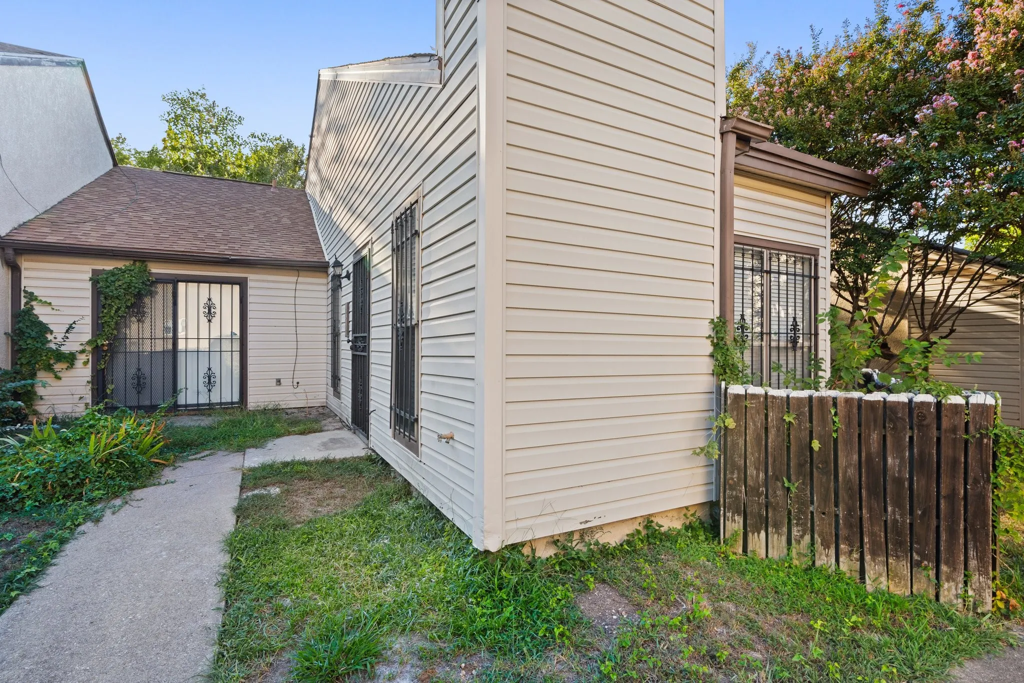 Townhouse For Rent in Dallas County , 1507 Gailbrook Lane, Dallas, Texas 75228, 3 Bedroom, 2 Bathroom, Garage spaces, 1,468 Sqft, built in 1981, Price $2,100, mls#21363819, Real Estate Agent in Dallas, Homes For Rent in Dallas county, Homes For Rent in Dallas, Realtor in Dallas Texas, Real Estate Brokerage Independent Realty Texas, Luminita Cordes Realtor