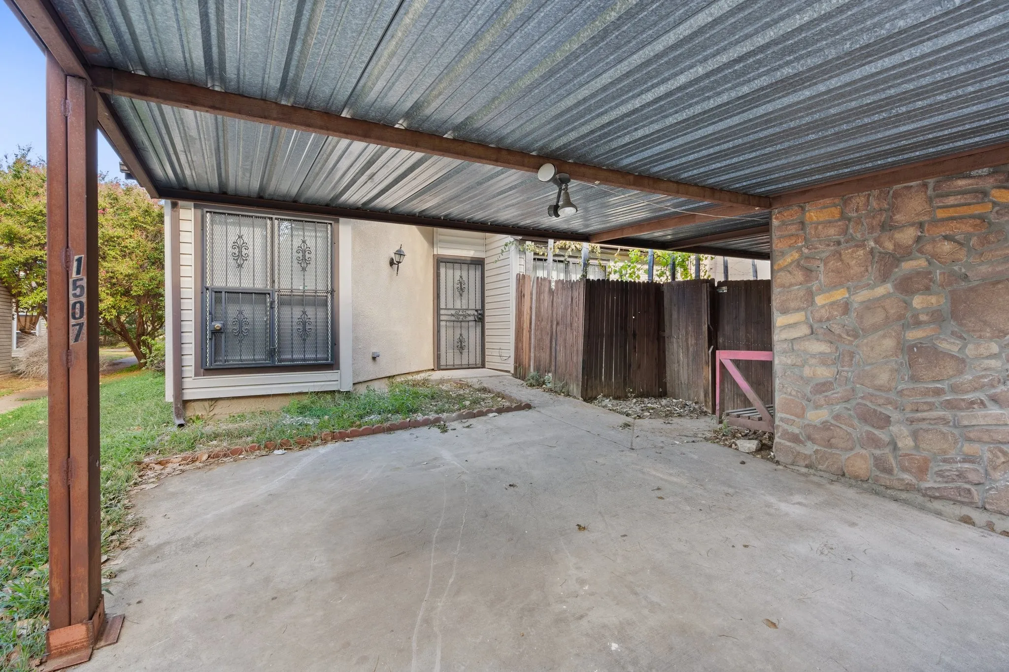 Townhouse For Rent in Dallas County , 1507 Gailbrook Lane, Dallas, Texas 75228, 3 Bedroom, 2 Bathroom, Garage spaces, 1,468 Sqft, built in 1981, Price $2,100, mls#21363819, Real Estate Agent in Dallas, Homes For Rent in Dallas county, Homes For Rent in Dallas, Realtor in Dallas Texas, Real Estate Brokerage Independent Realty Texas, Luminita Cordes Realtor