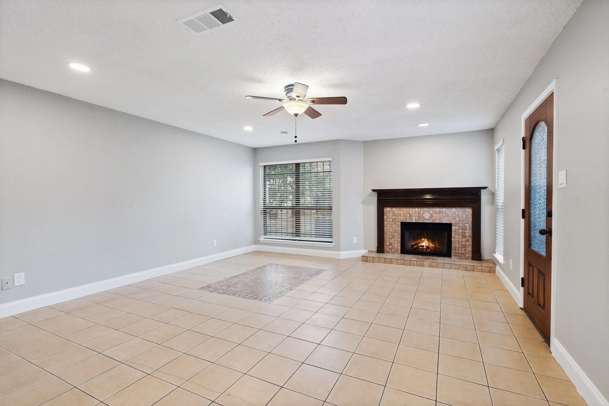 Townhouse For Rent in Dallas County , 1507 Gailbrook Lane, Dallas, Texas 75228, 3 Bedroom, 2 Bathroom, Garage spaces, 1,468 Sqft, built in 1981, Price $2,100, mls#21363819, Real Estate Agent in Dallas, Homes For Rent in Dallas county, Homes For Rent in Dallas, Realtor in Dallas Texas, Real Estate Brokerage Independent Realty Texas, Luminita Cordes Realtor