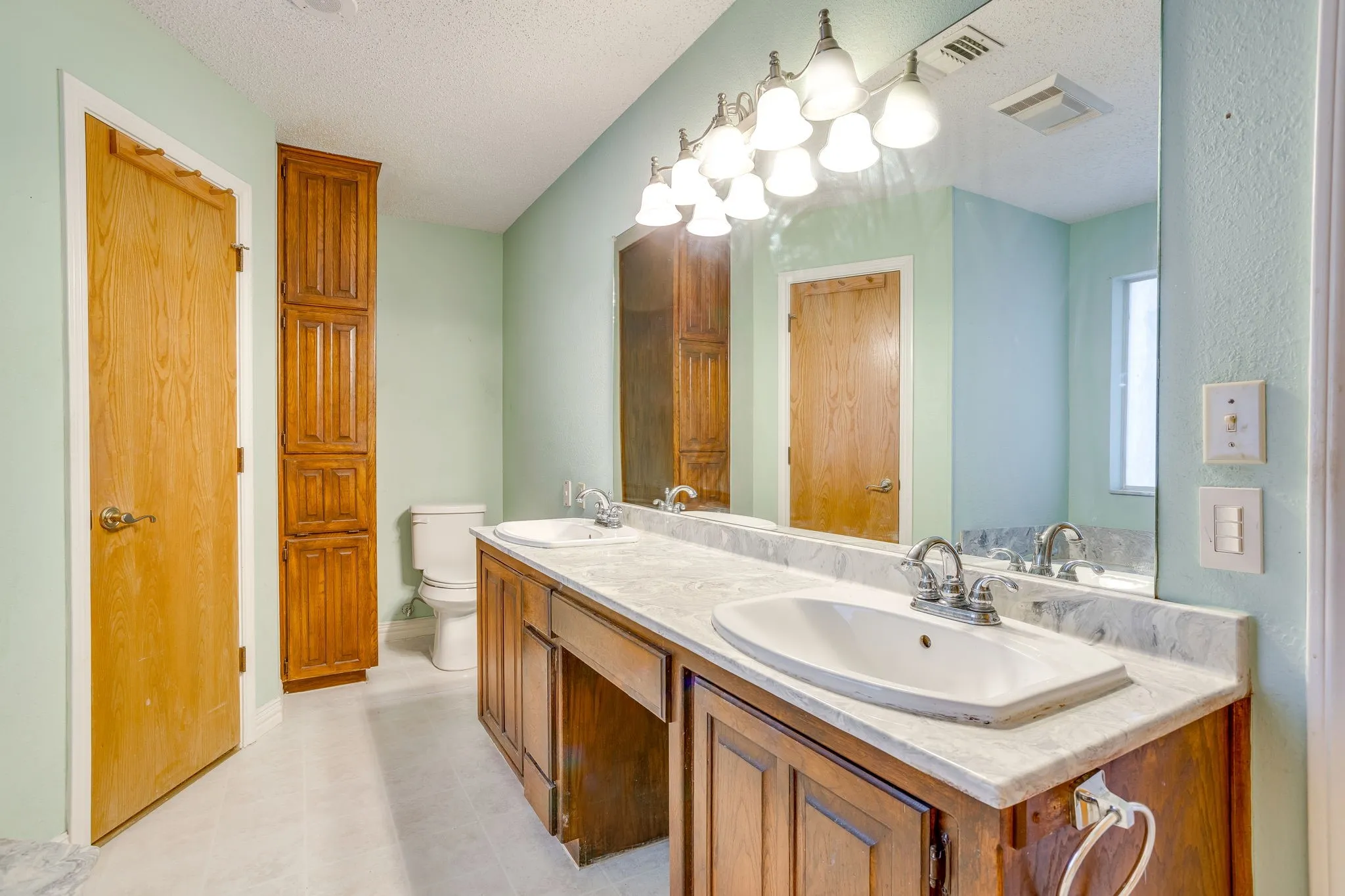 Single Family Residence For Sale in Johnson County , 103 Old Hickory Lane, Joshua, Texas 76058, 3 Bedroom, 2 Bathroom, 2 Garage spaces, 1,964 Sqft, built in 1990, mls#21316213, Real Estate Agent in Joshua, Homes For Sale in Johnson county, Homes For Sale in Joshua, Realtor in Joshua Texas, Real Estate Brokerage Independent Realty Texas, Luminita Cordes Realtor