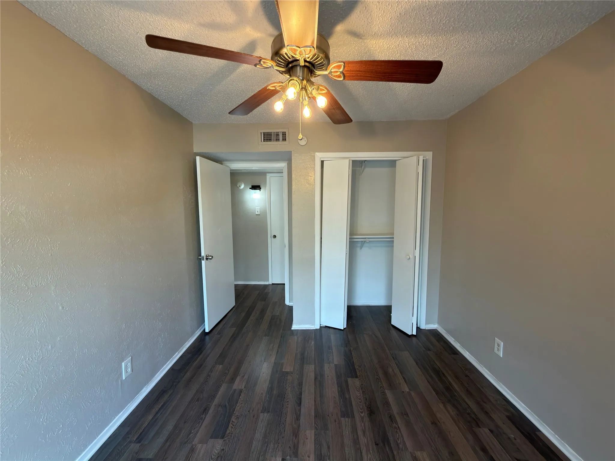Townhouse For Rent in Dallas County , 358 Valley Park Drive, Garland, Texas 75043, 3 Bedroom, 2 Bathroom, 2 Garage spaces, 1,170 Sqft, built in 1972, Price $1,680, mls#21362377, Real Estate Agent in Garland, Homes For Rent in Dallas county, Homes For Rent in Garland, Realtor in Garland Texas, Real Estate Brokerage Independent Realty Texas, Luminita Cordes Realtor