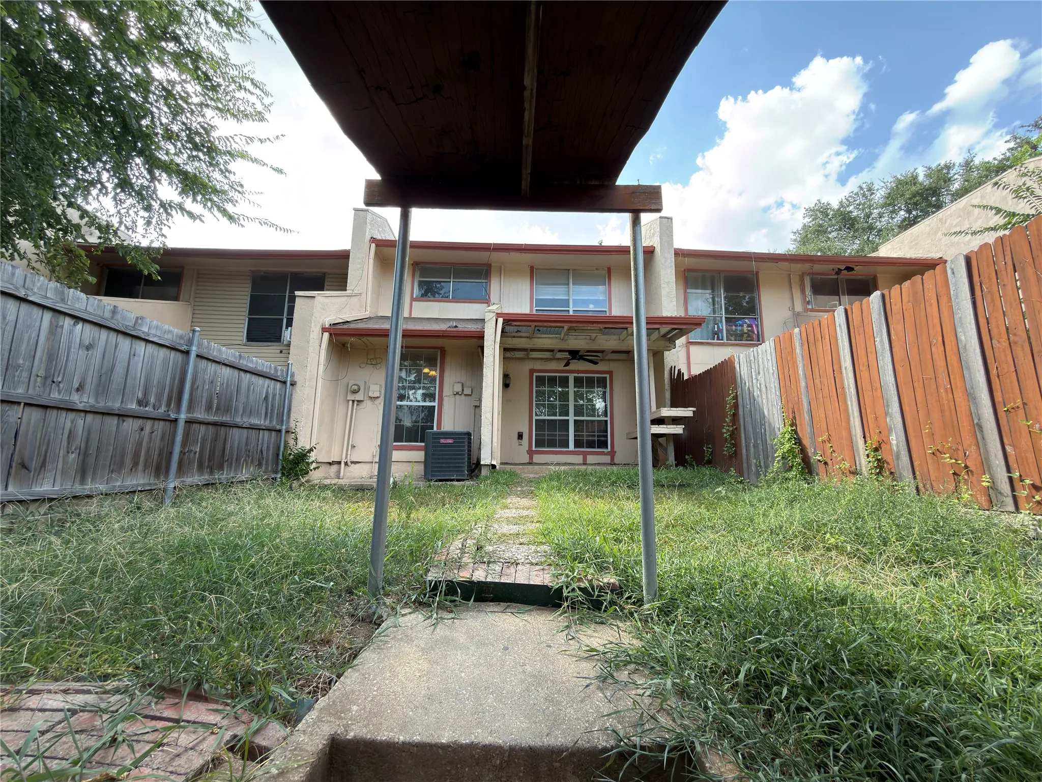 Townhouse For Rent in Dallas County , 358 Valley Park Drive, Garland, Texas 75043, 3 Bedroom, 2 Bathroom, 2 Garage spaces, 1,170 Sqft, built in 1972, Price $1,680, mls#21362377, Real Estate Agent in Garland, Homes For Rent in Dallas county, Homes For Rent in Garland, Realtor in Garland Texas, Real Estate Brokerage Independent Realty Texas, Luminita Cordes Realtor