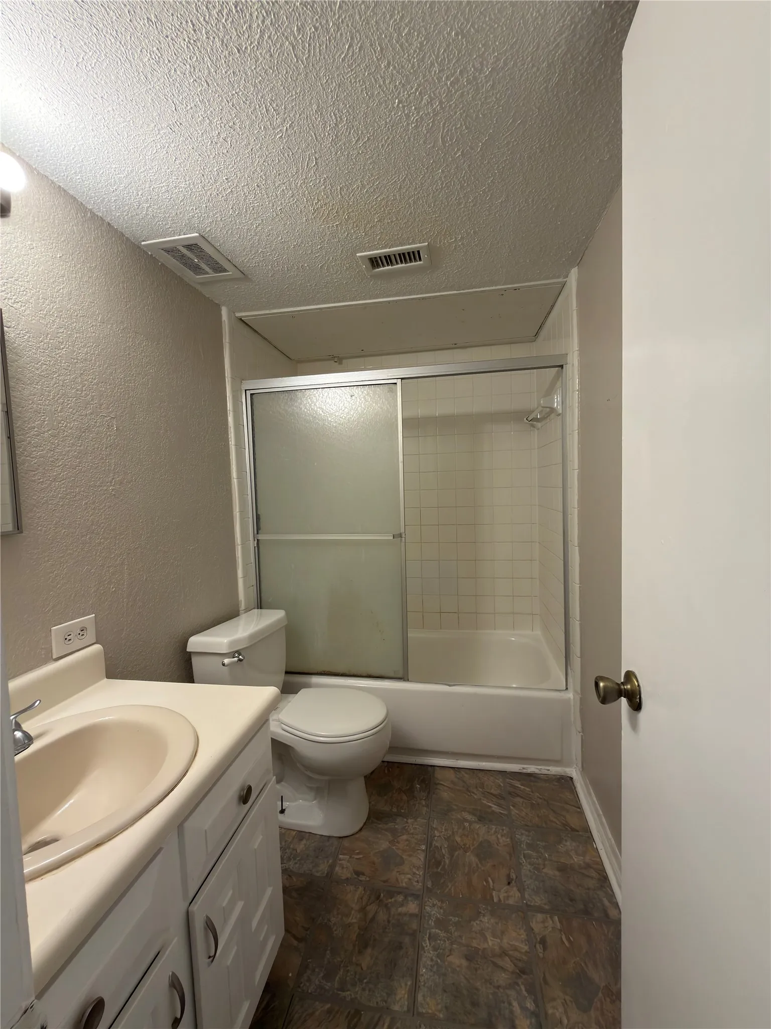 Townhouse For Rent in Dallas County , 358 Valley Park Drive, Garland, Texas 75043, 3 Bedroom, 2 Bathroom, 2 Garage spaces, 1,170 Sqft, built in 1972, Price $1,680, mls#21362377, Real Estate Agent in Garland, Homes For Rent in Dallas county, Homes For Rent in Garland, Realtor in Garland Texas, Real Estate Brokerage Independent Realty Texas, Luminita Cordes Realtor