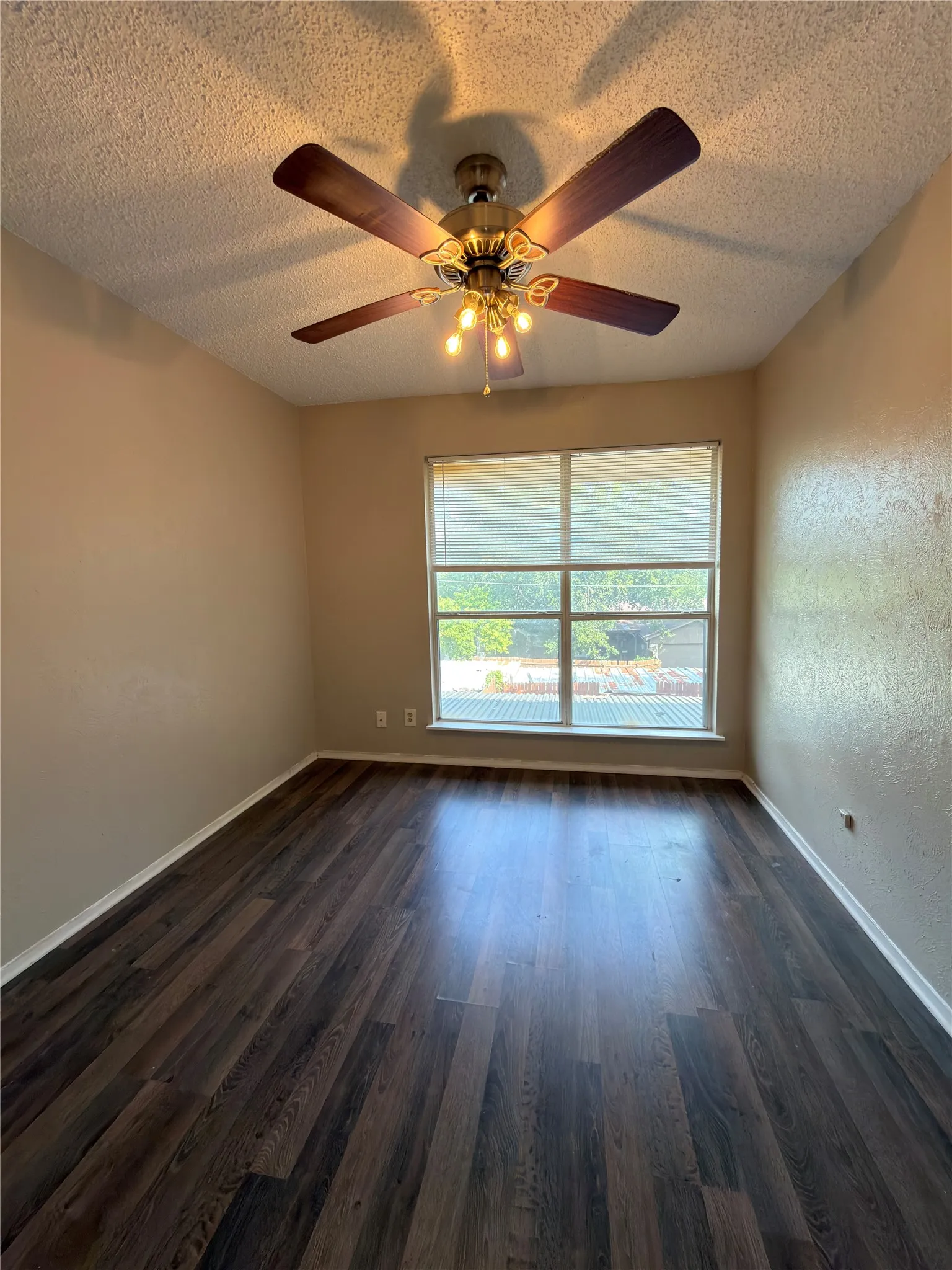 Townhouse For Rent in Dallas County , 358 Valley Park Drive, Garland, Texas 75043, 3 Bedroom, 2 Bathroom, 2 Garage spaces, 1,170 Sqft, built in 1972, Price $1,680, mls#21362377, Real Estate Agent in Garland, Homes For Rent in Dallas county, Homes For Rent in Garland, Realtor in Garland Texas, Real Estate Brokerage Independent Realty Texas, Luminita Cordes Realtor