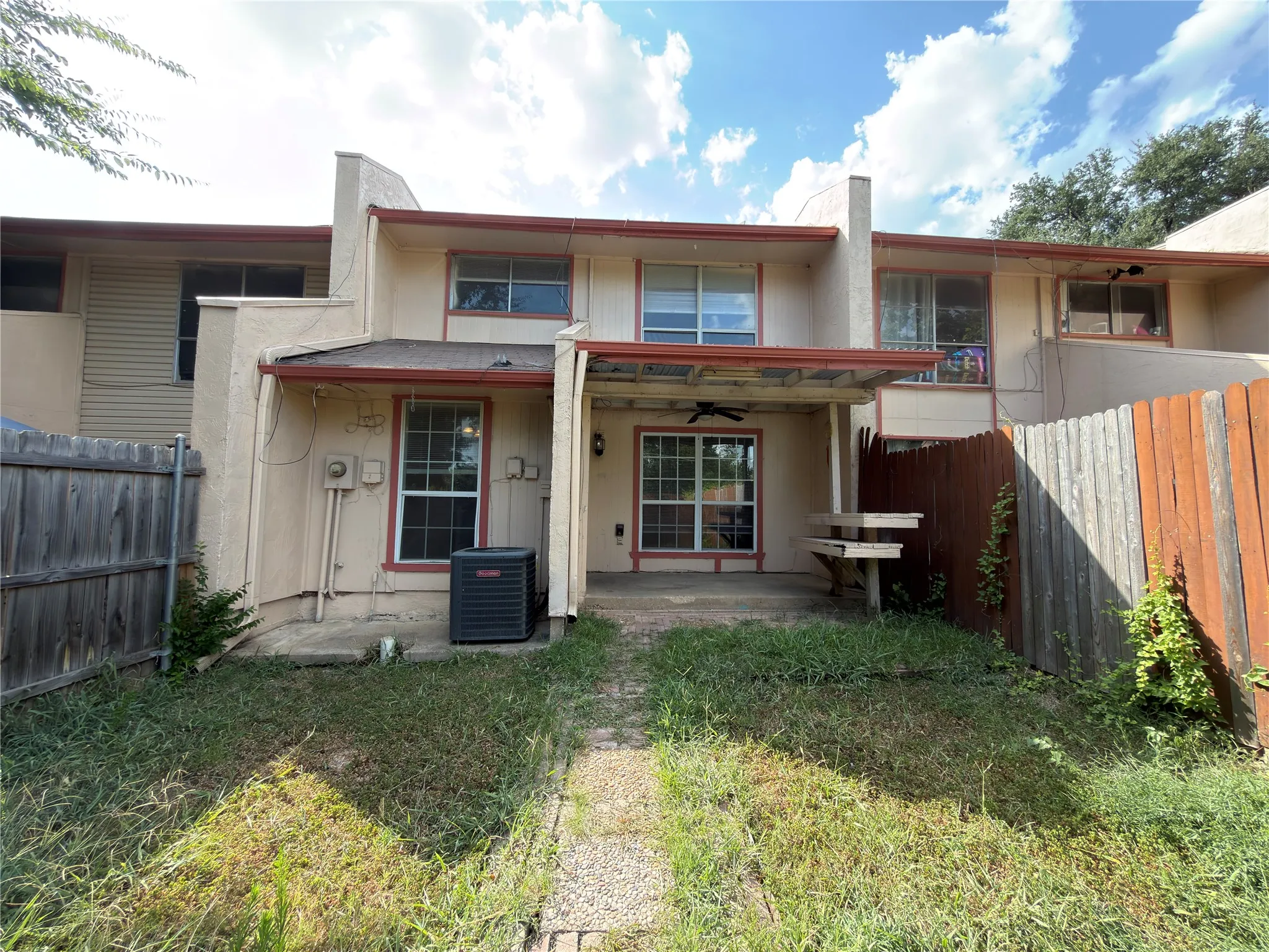 Townhouse For Rent in Dallas County , 358 Valley Park Drive, Garland, Texas 75043, 3 Bedroom, 2 Bathroom, 2 Garage spaces, 1,170 Sqft, built in 1972, Price $1,680, mls#21362377, Real Estate Agent in Garland, Homes For Rent in Dallas county, Homes For Rent in Garland, Realtor in Garland Texas, Real Estate Brokerage Independent Realty Texas, Luminita Cordes Realtor