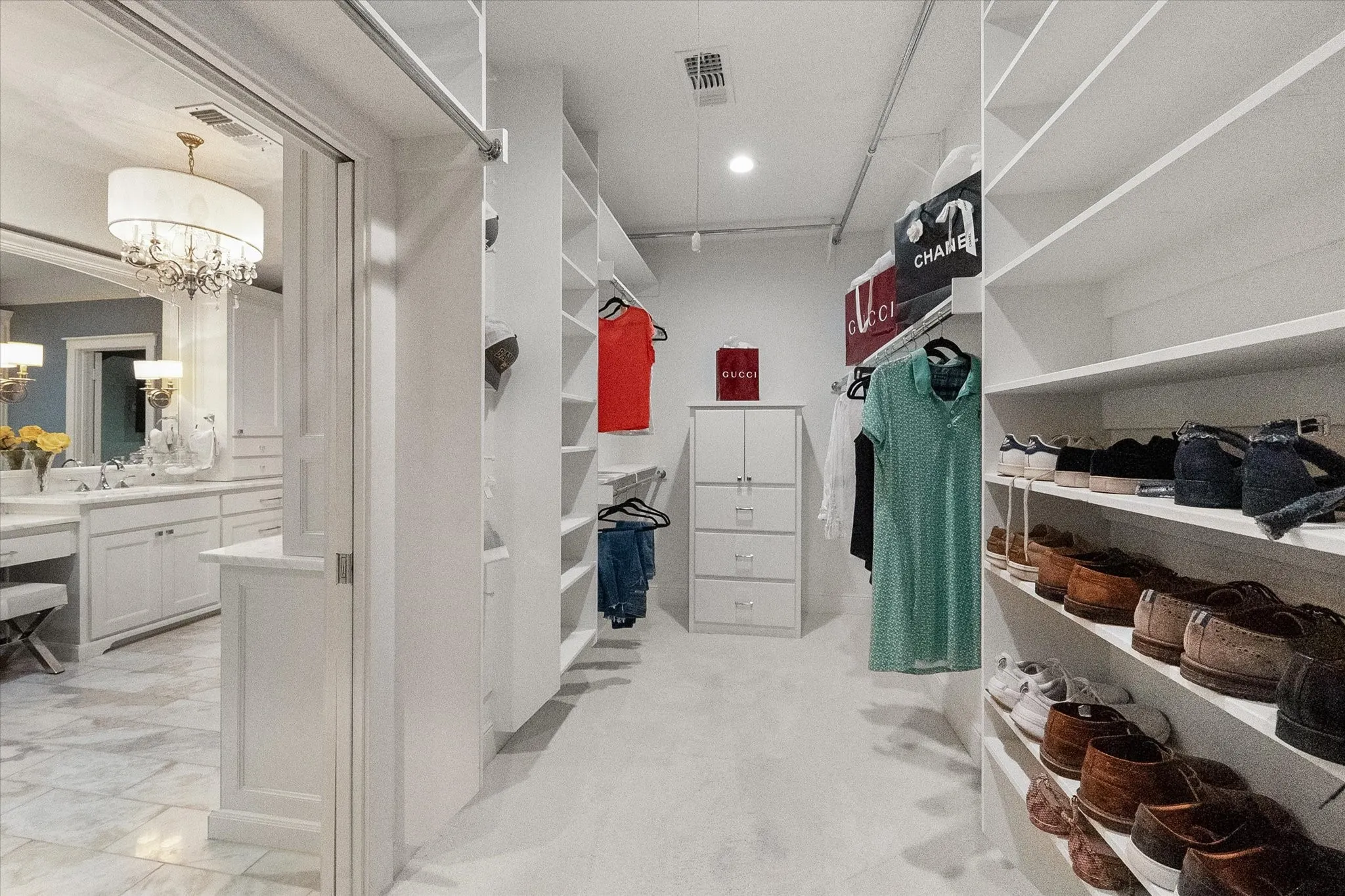 Primary en-suite closet