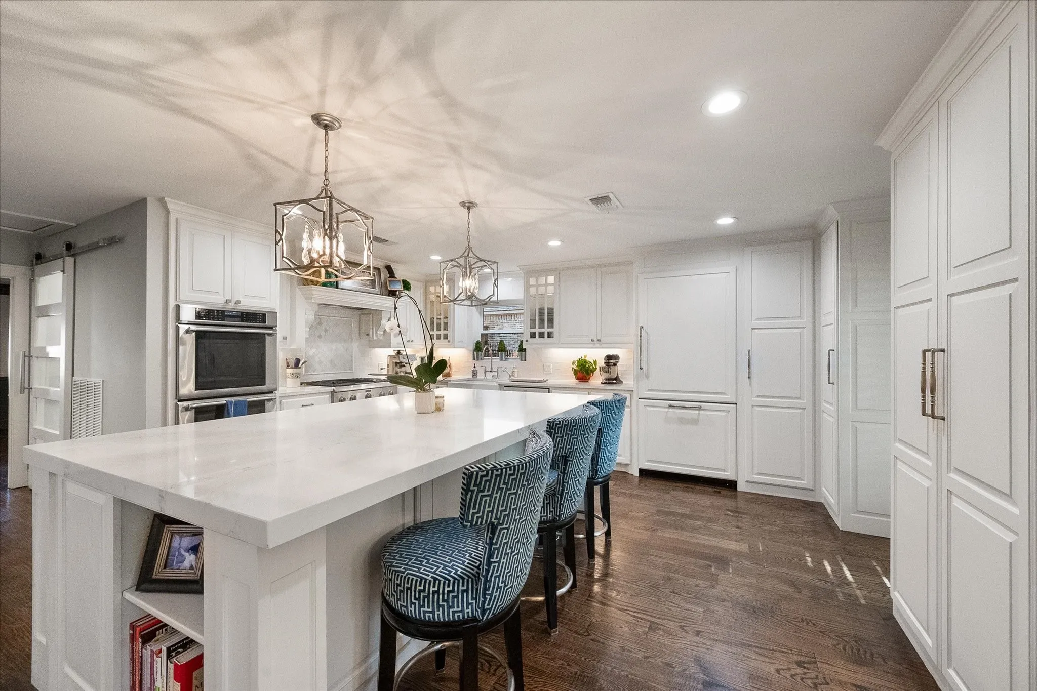 Extra large island with eat in kitchen