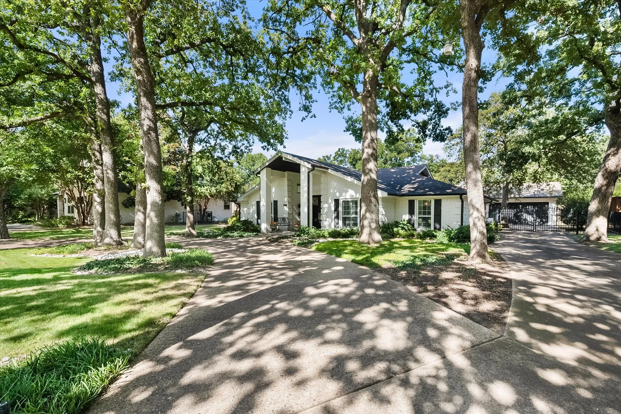 circle drive + extra long driveway ensures tons of parking.