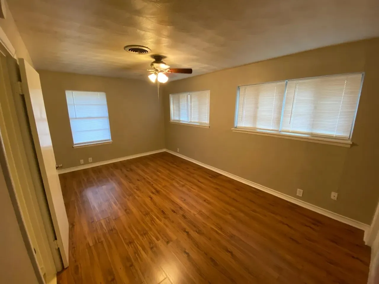 Single Family Residence For Sale in Kaufman County , 1213 Crestview Drive, Kaufman, Texas 75142, 3 Bedroom, 2 Bathroom, 2 Garage spaces, 1,304 Sqft, built in 1964, mls#21363852, Real Estate Agent in Kaufman, Homes For Sale in Kaufman county, Homes For Sale in Kaufman, Realtor in Kaufman Texas, Real Estate Brokerage Independent Realty Texas, Luminita Cordes Realtor